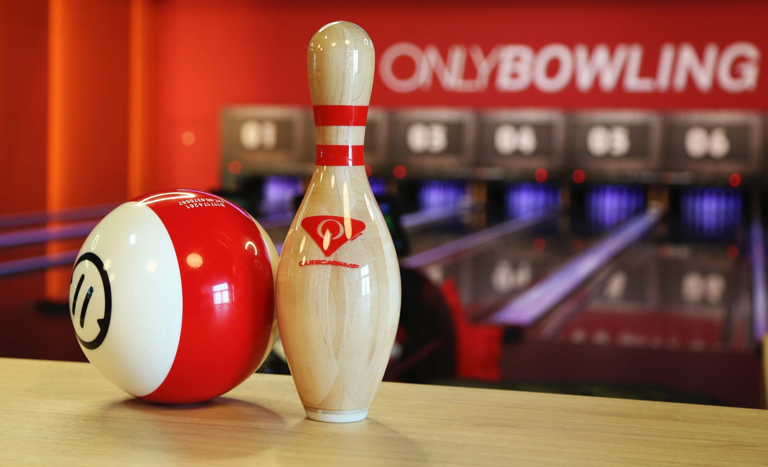 Bowling: Sports, Skilled bowlers, An activity which goal is to knock ten pins with a heavy ball. 2560x1560 HD Background.