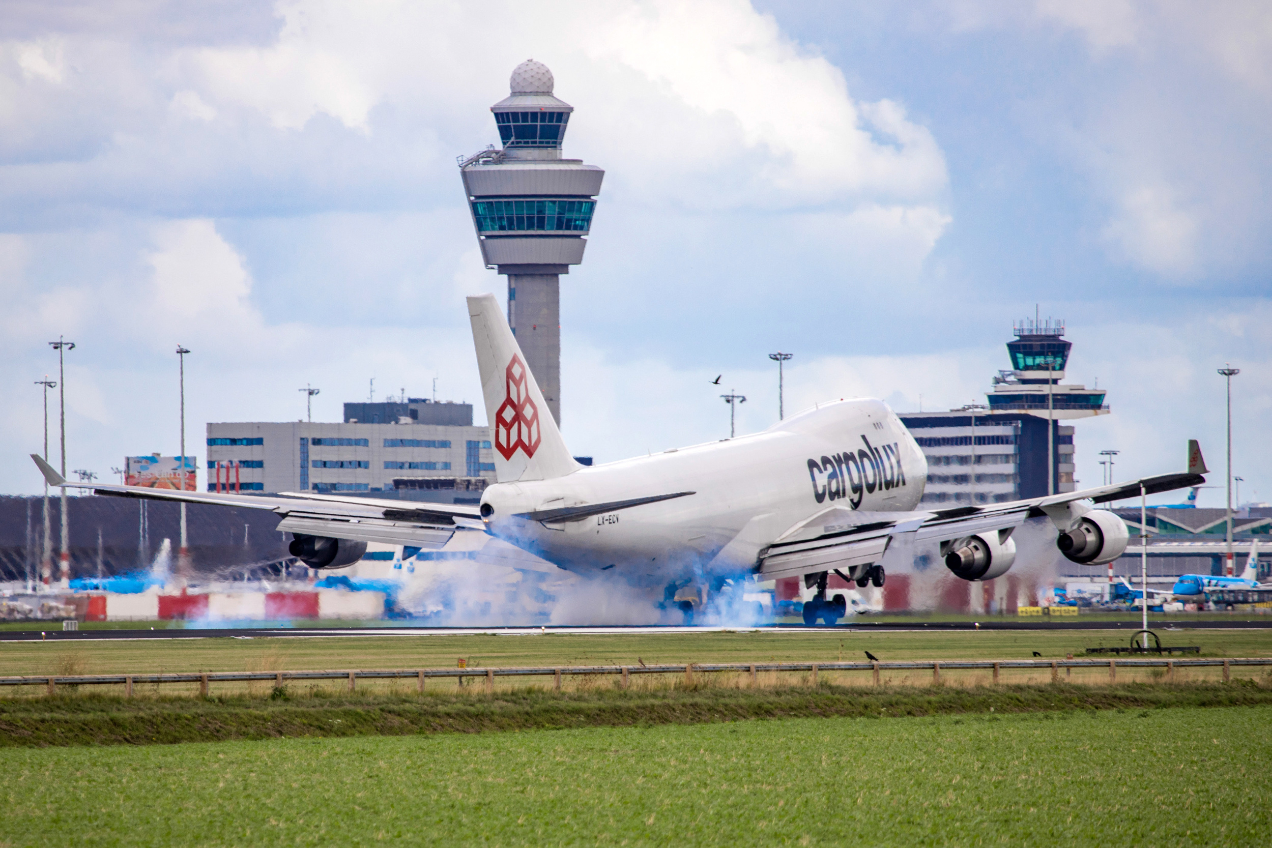 Amsterdam-Schiphol Airport, Stowaway survival, Flight, Plane wheel section, 2500x1670 HD Desktop