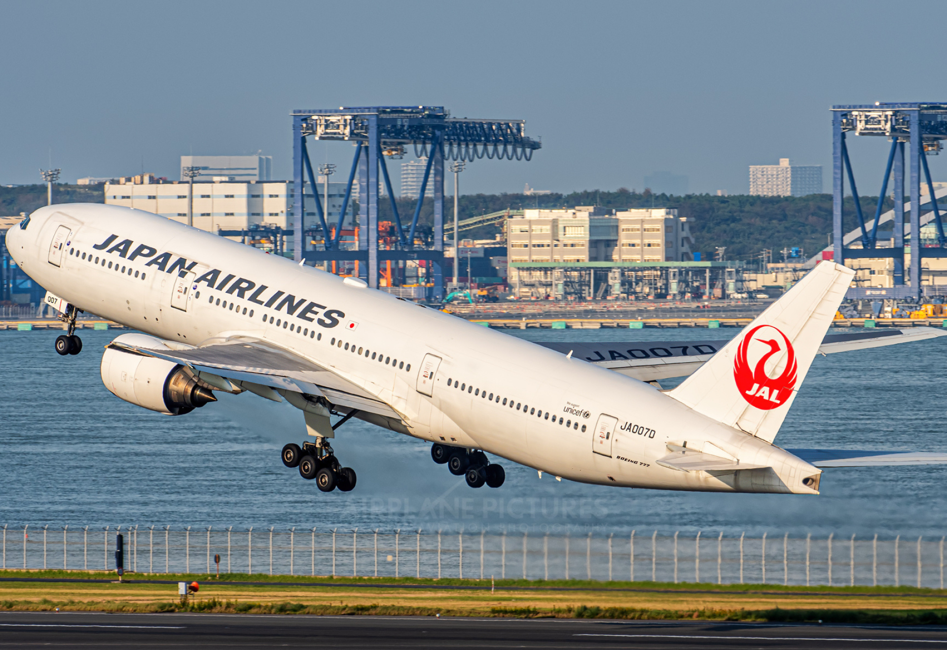 Japan Airlines, JAL Boeing 777, Skyline photography, Tokyo Haneda, 1920x1320 HD Desktop