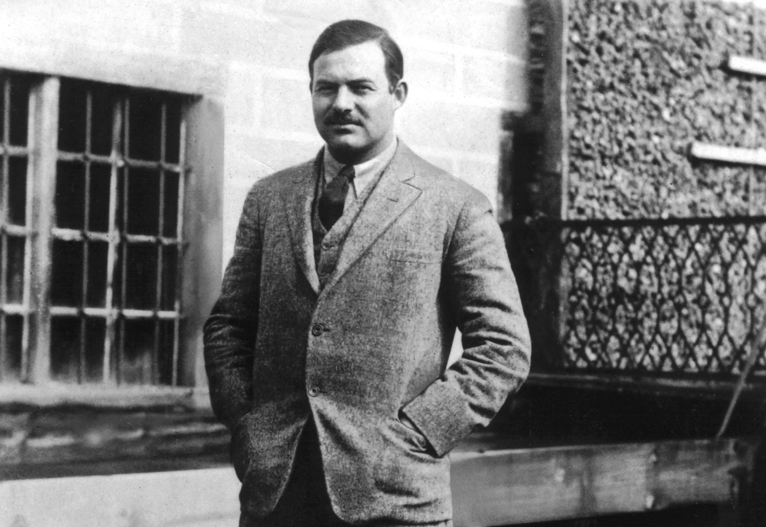 Ernest Hemingway, Macho facts, Lost writer, Restoration center, 2560x1770 HD Desktop