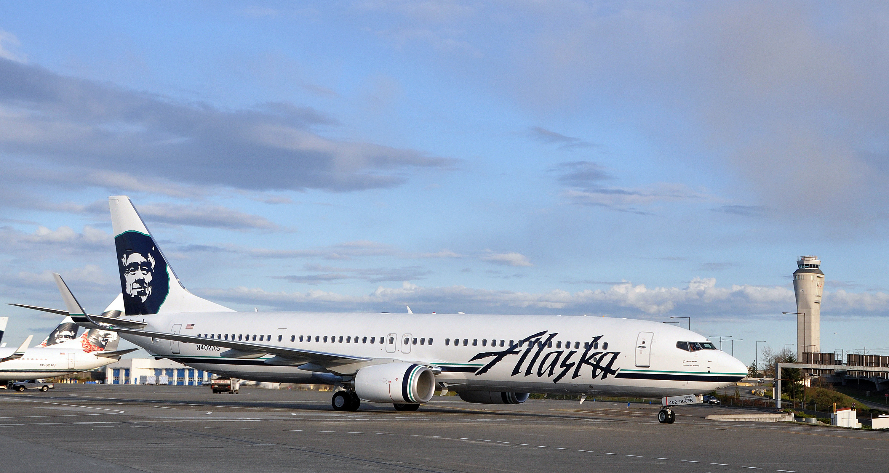 Alaska Airlines, First Boeing 737-900ER, Seattle sighting, Aviation photography, 3000x1600 HD Desktop