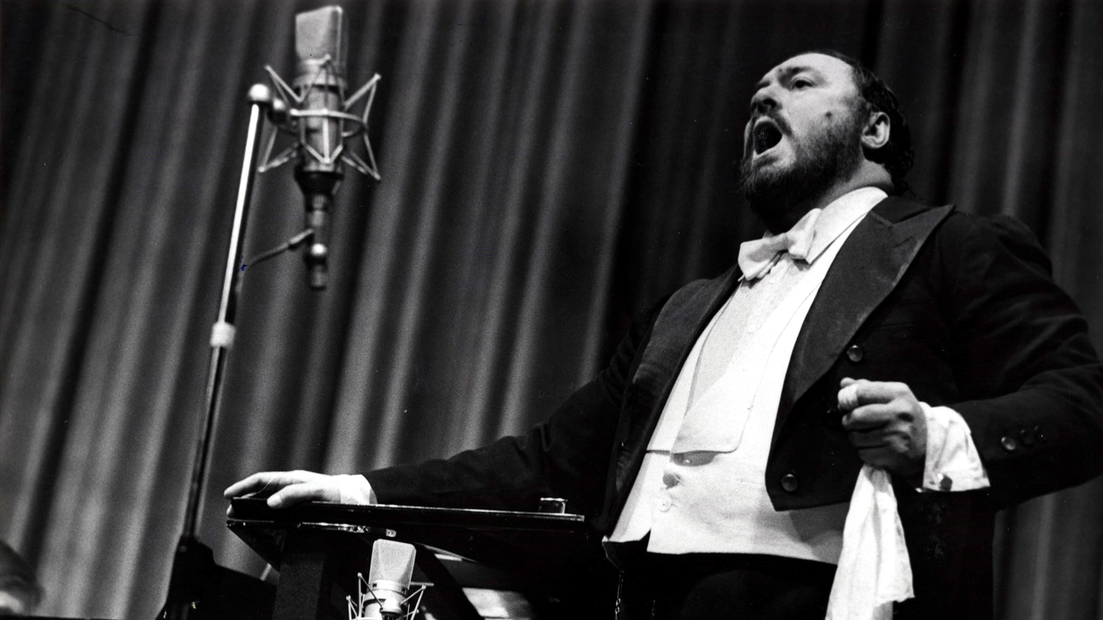 Luciano Pavarotti, Legendary tenor, Opera maestro, Iconic performances, 3840x2160 4K Desktop