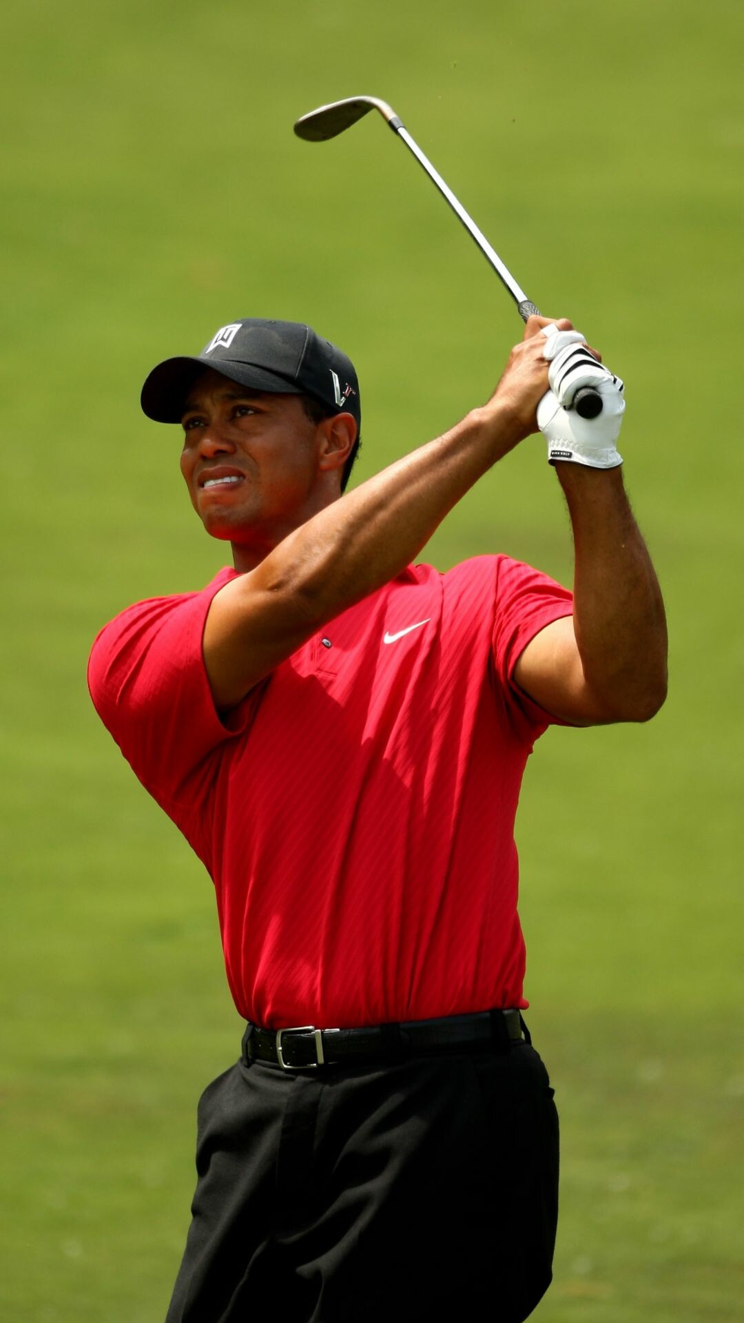 Tiger Woods: He became the only player to win four consecutive major professional golf titles. 1080x1920 Full HD Wallpaper.