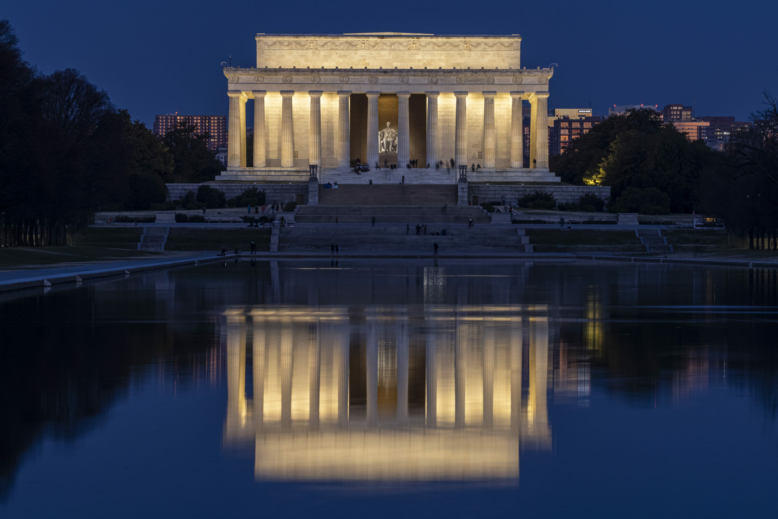 Lincoln Memorial: The western end of the National Mall in Washington, D.C. 2560x1710 HD Background.