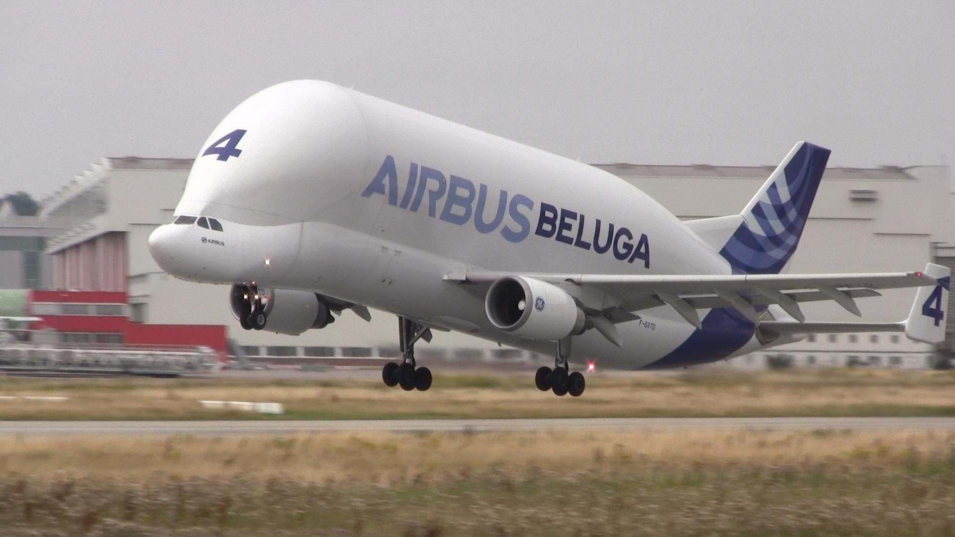 Airbus Beluga, Emergency landing, 1920x1080 Full HD Desktop