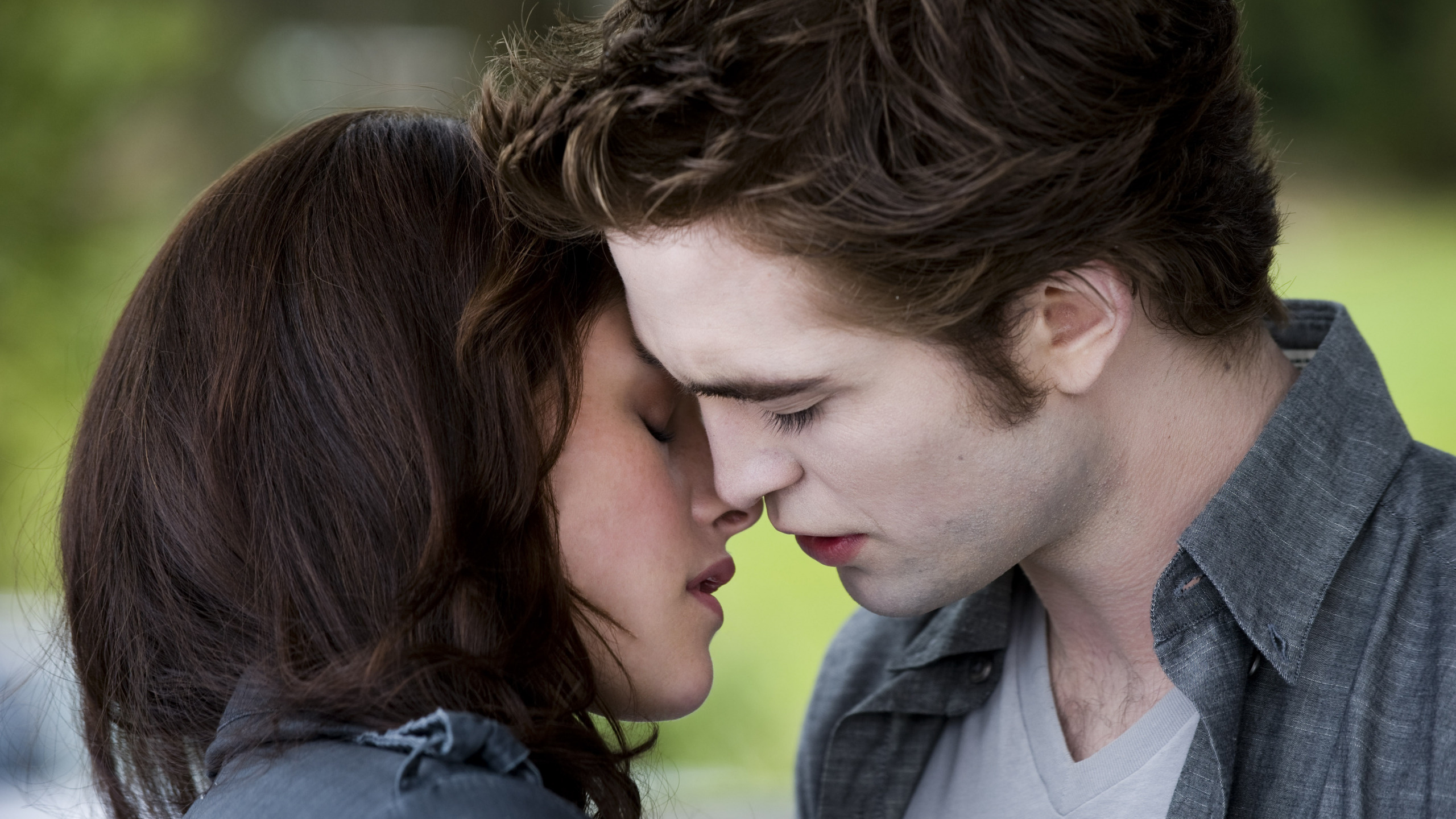 Edward Cullen, Kristen Stewart, Twilight series, Romantic scene, 2560x1440 HD Desktop
