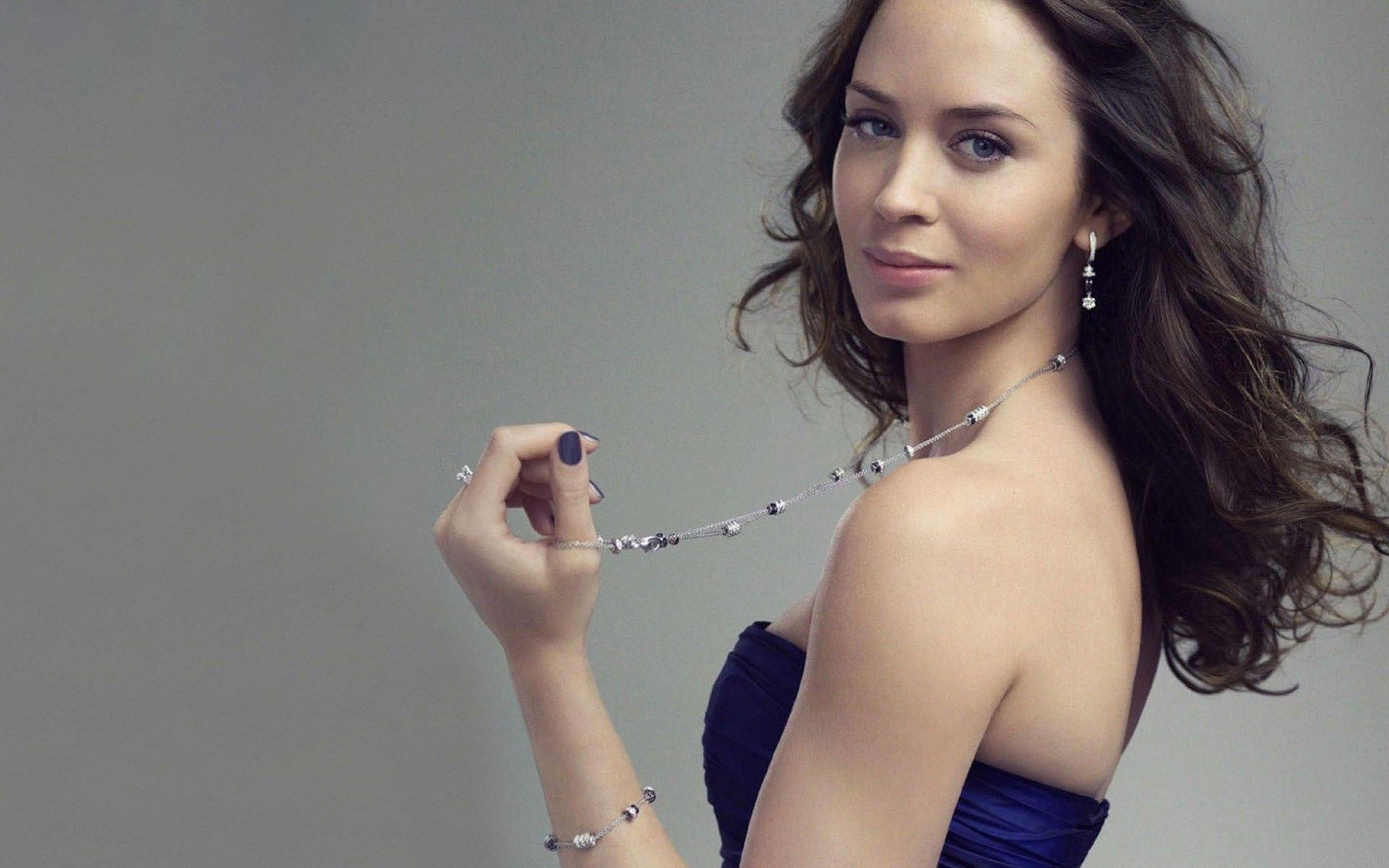 Emily Blunt: Starred as Girl in a 2007 supernatural horror film, Wind Chill. 2880x1800 HD Wallpaper.