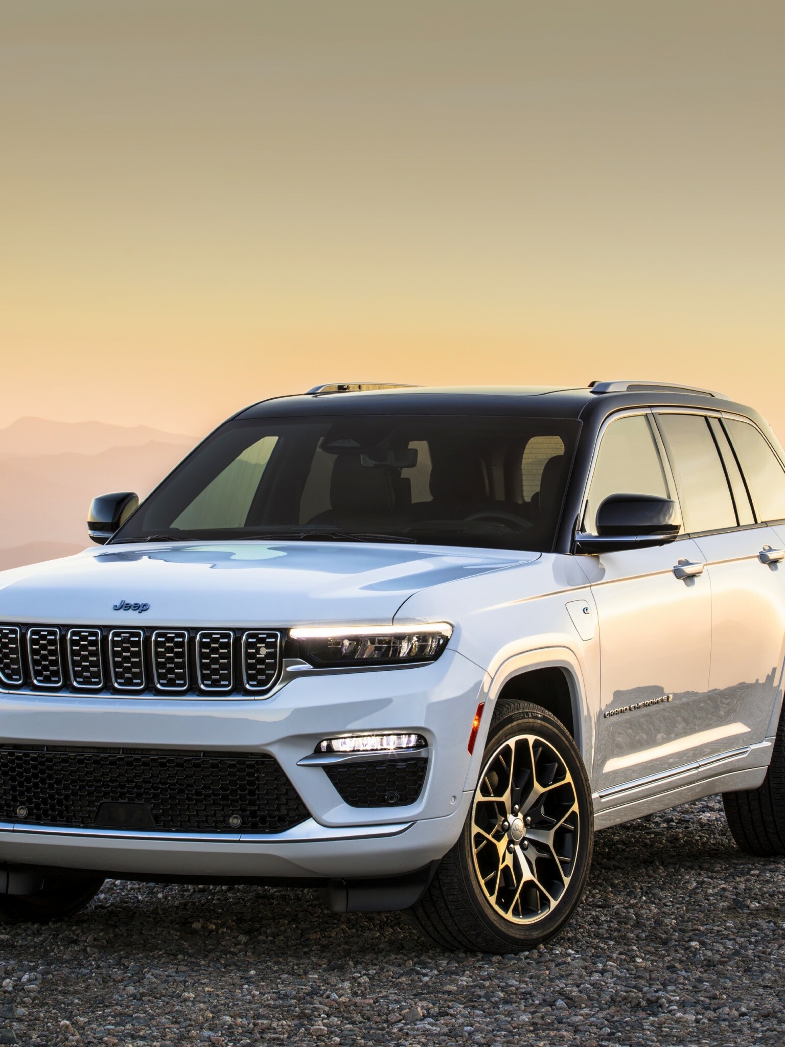 Jeep Grand Cherokee: The Summit Reserve variant, Has a towing capacity of 2268 kg. 1540x2050 HD Background.