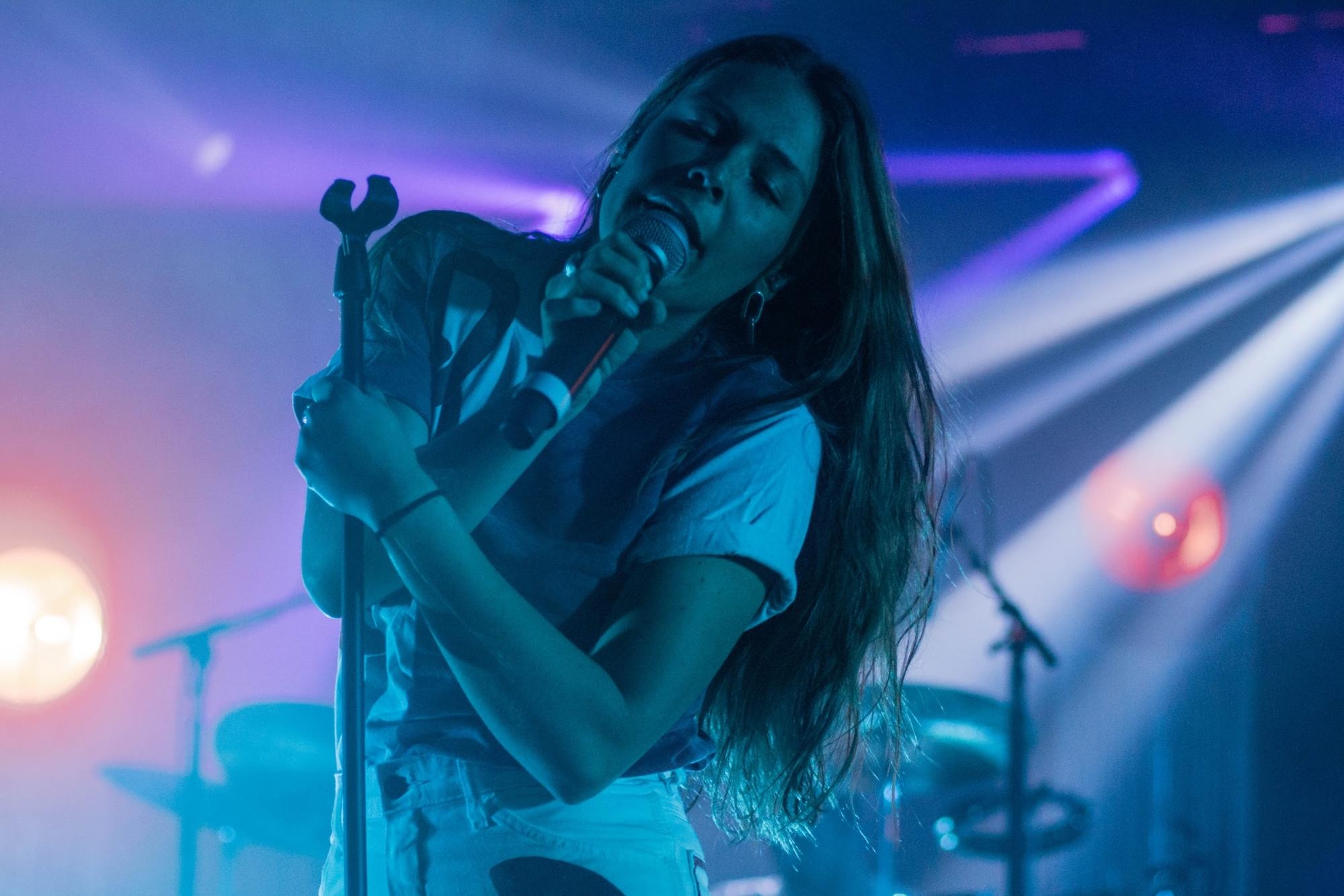 Maggie Rogers, Photo story, Concert afterglow, Musical performance, 2000x1340 HD Desktop