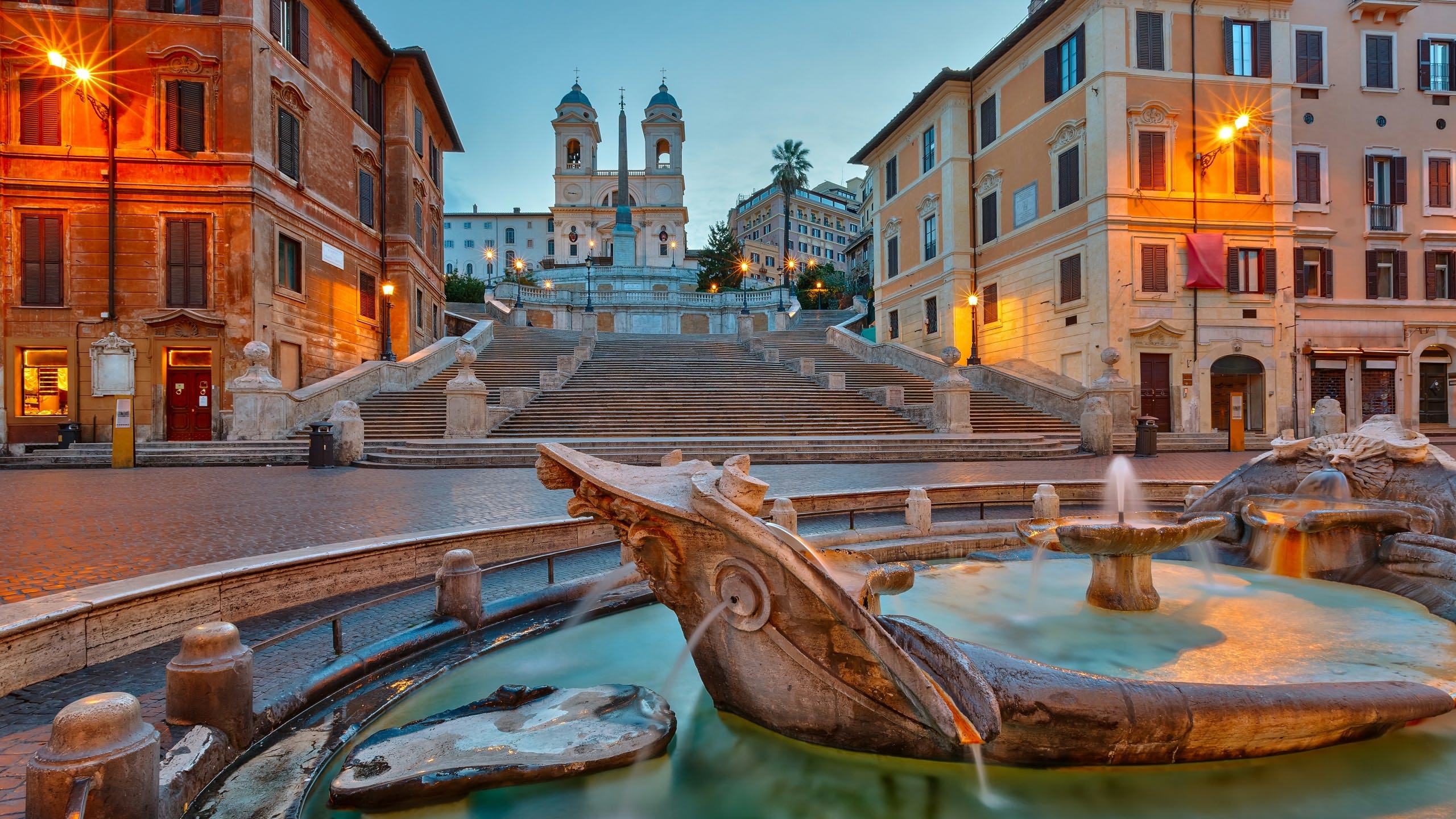 Vatikan-Tour und Barcaccia-Brunnen in Rom, 2560x1440 HD Desktop