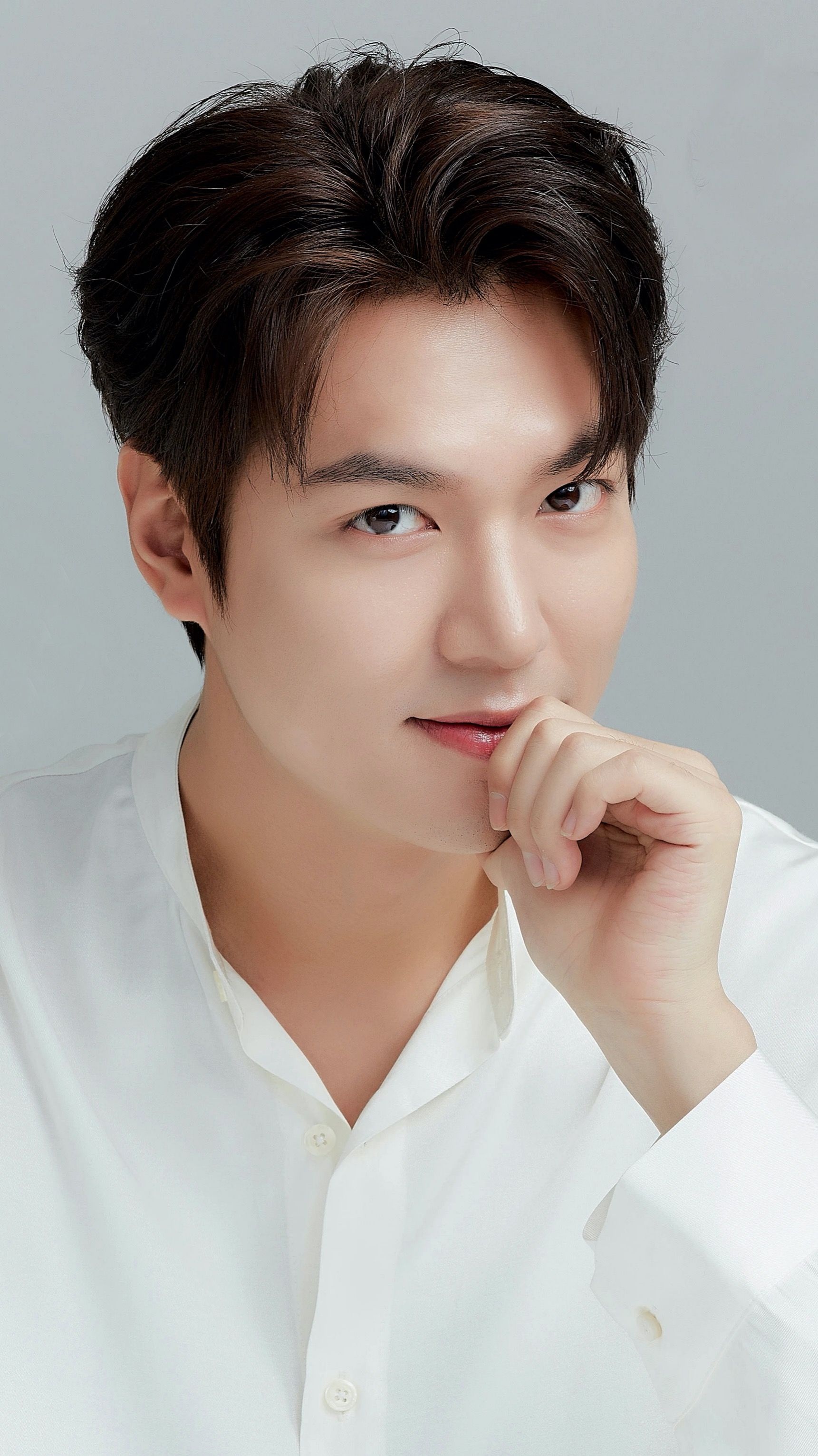 Lee Min-ho: A South Korean actor, singer, and model currently represented by MYM Entertainment. 1730x3070 HD Background.
