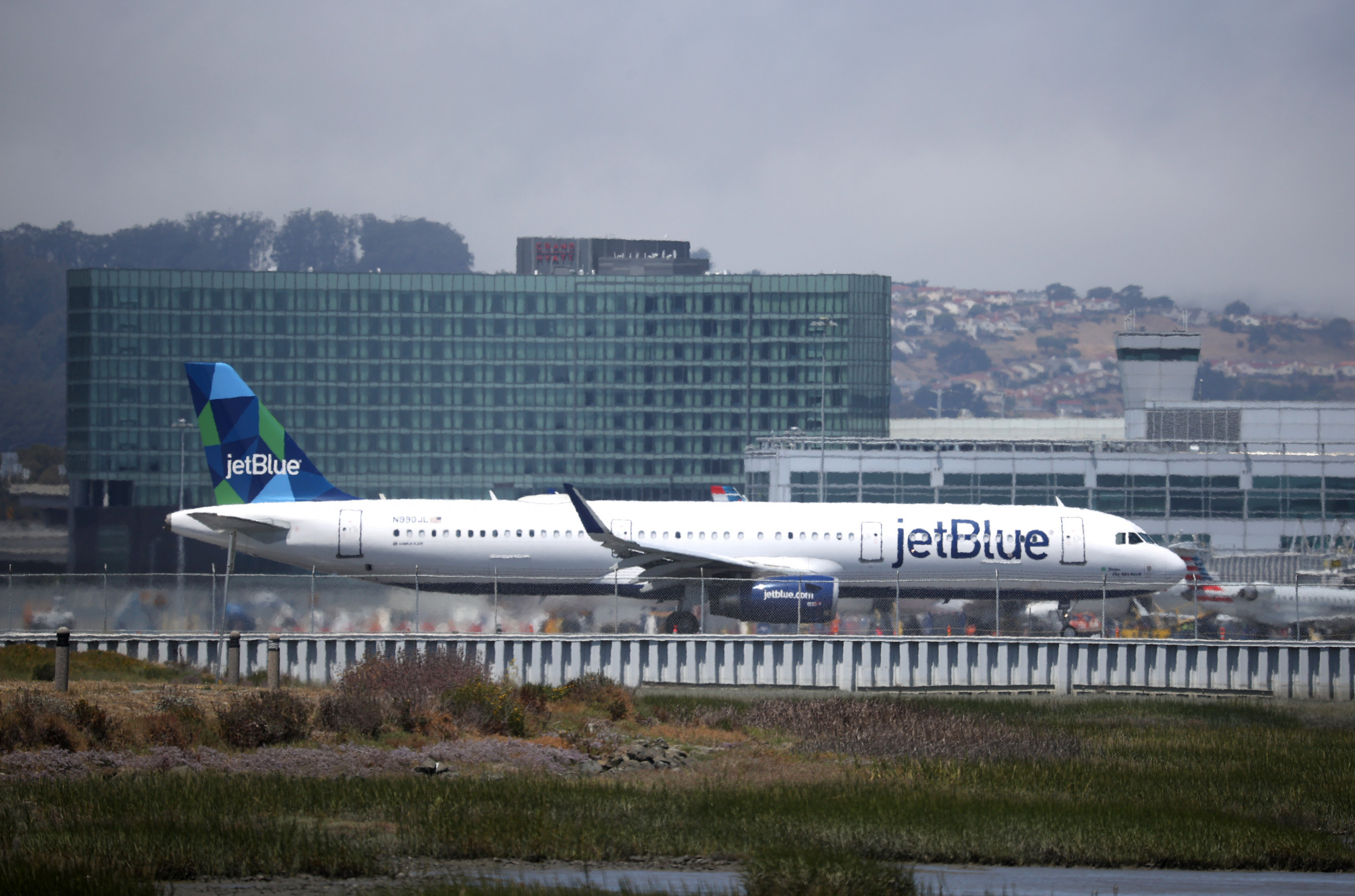 JetBlue Airways, Flight cancellations, Omicron impact, Depleted staff, 2500x1660 HD Desktop