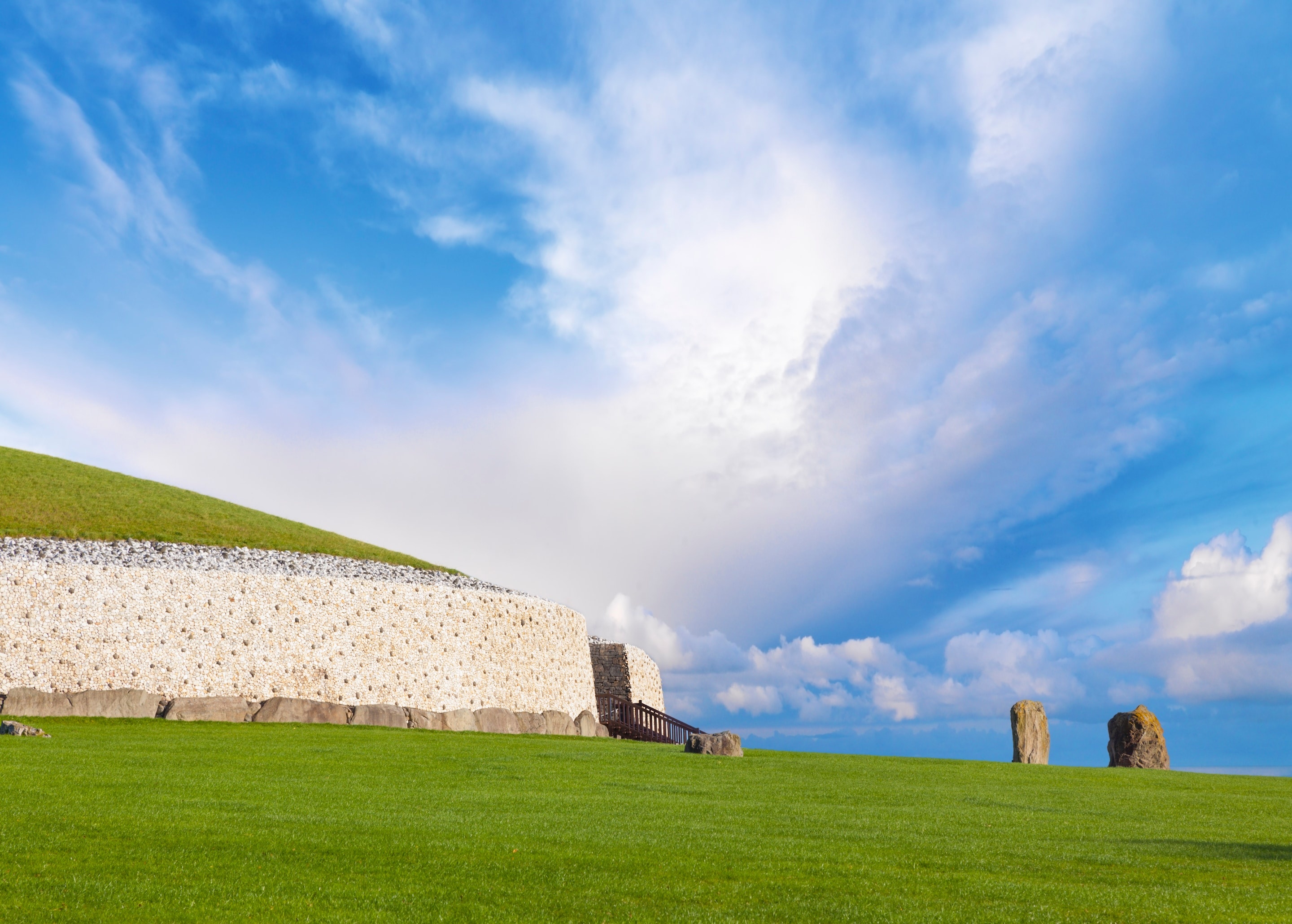 Newgrange, Oldest buildings on earth, Travel destination, Tremendous history, 2880x2060 HD Desktop