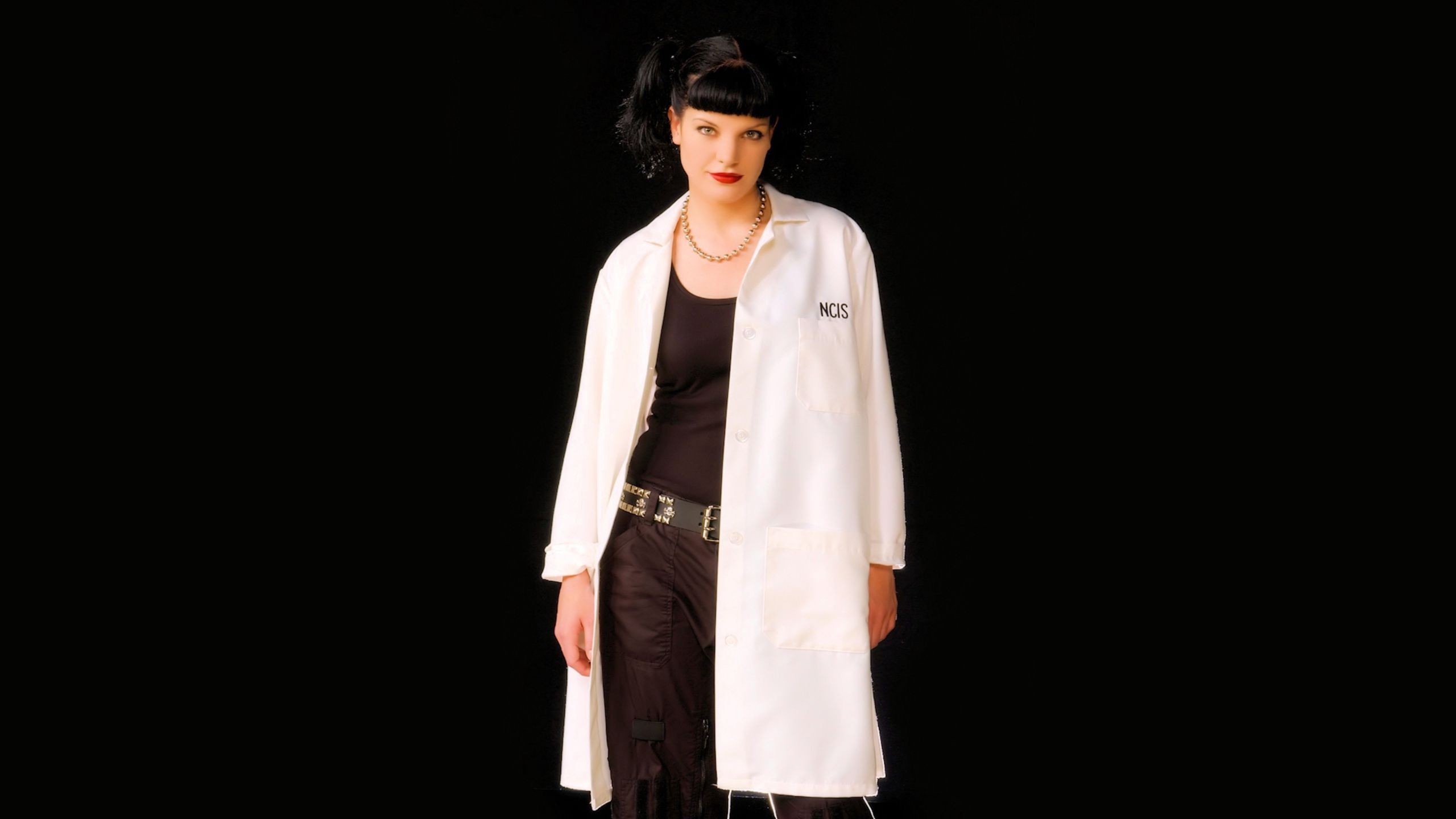 NCIS: Naval Criminal Investigative Service: Abigail "Abby" Beethoven Sciuto, A fictional character, CBS Television, Portrayed by Pauley Perrette. 2560x1440 HD Wallpaper.