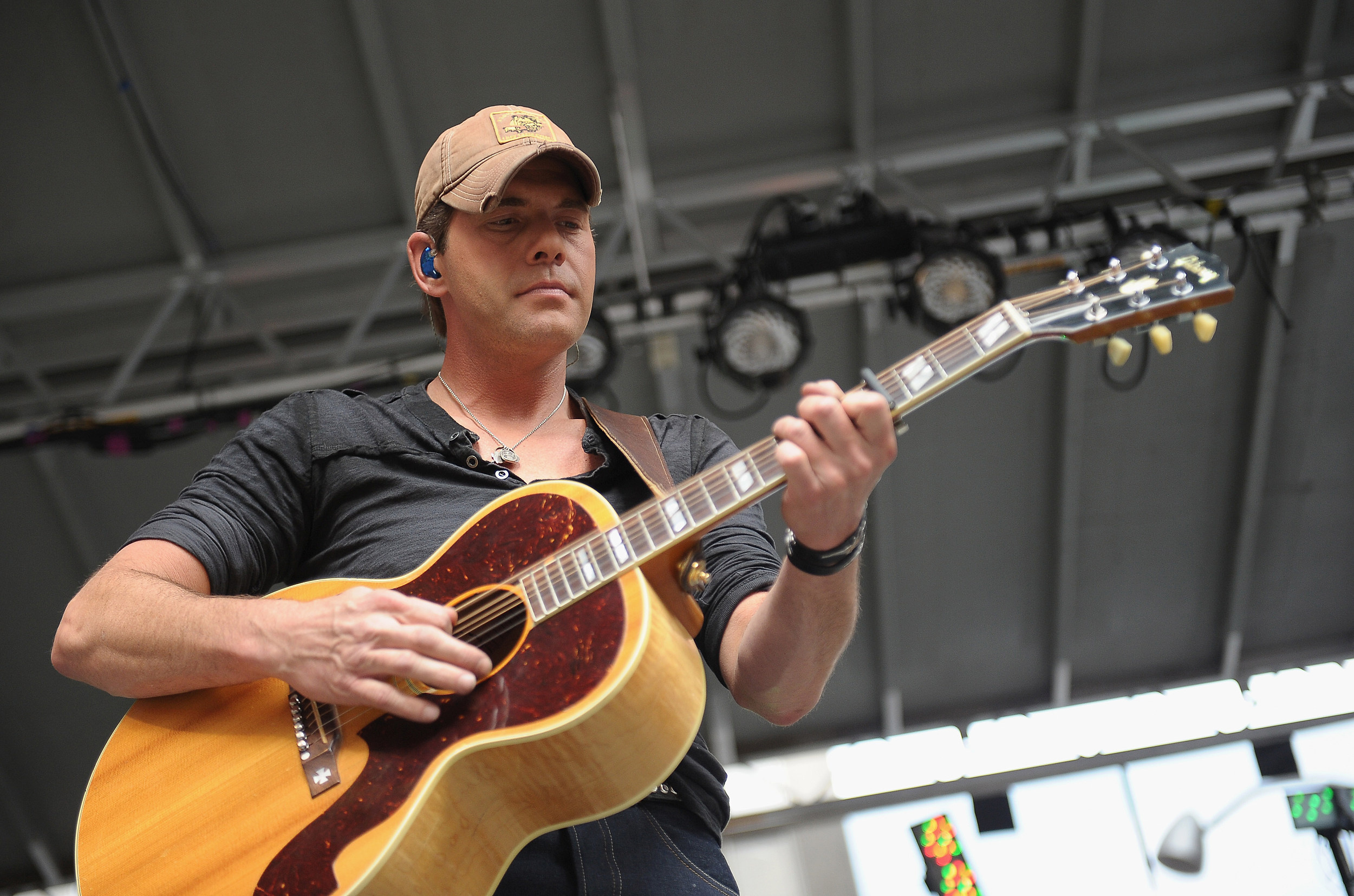 Rodney Atkins, Touching moments, WYRK Taste of Country, Country star, 2500x1660 HD Desktop