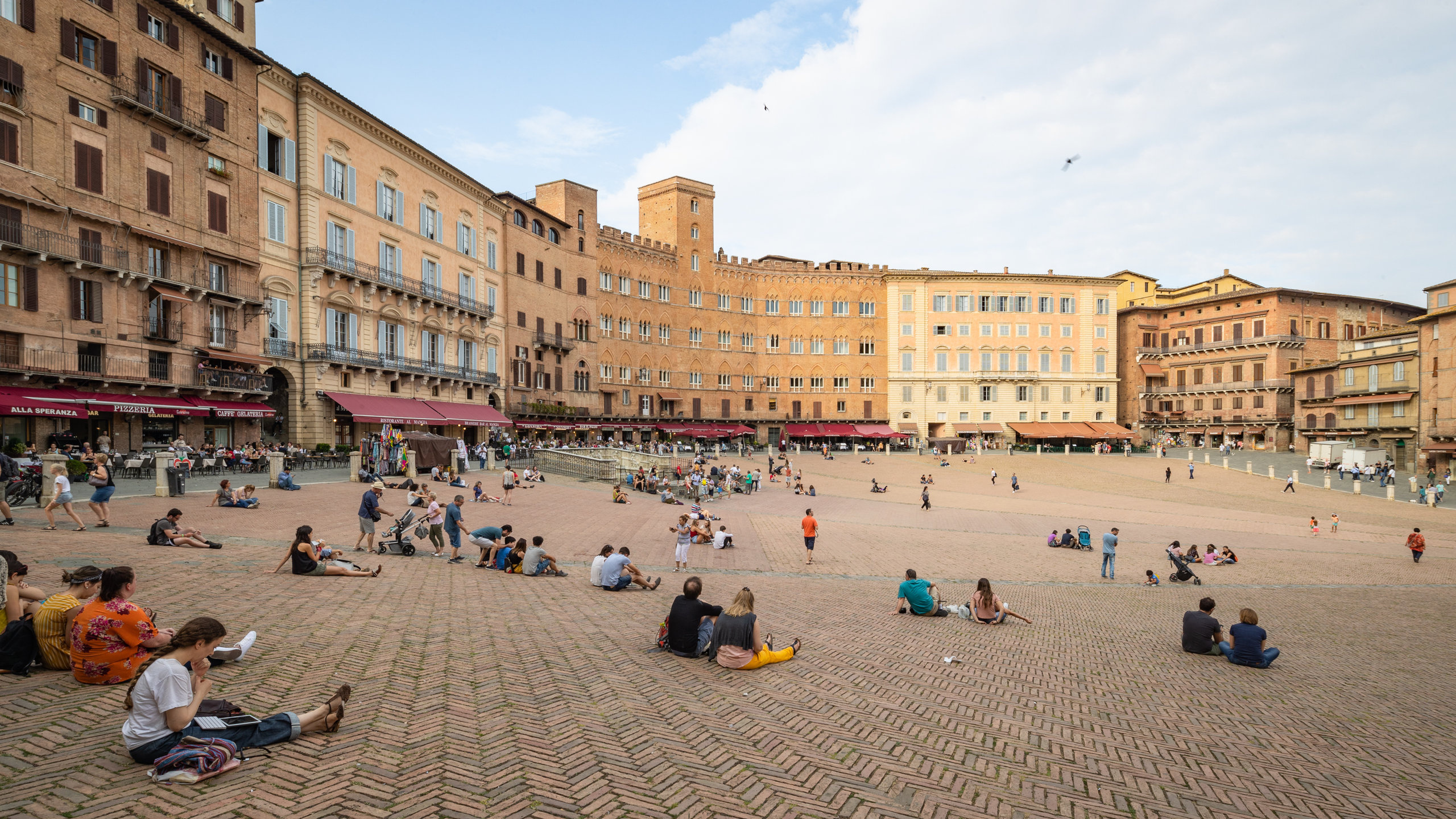 Ferienunterkünfte mit Blick auf die Piazza del Campo in Siena, 2560x1440 HD Desktop