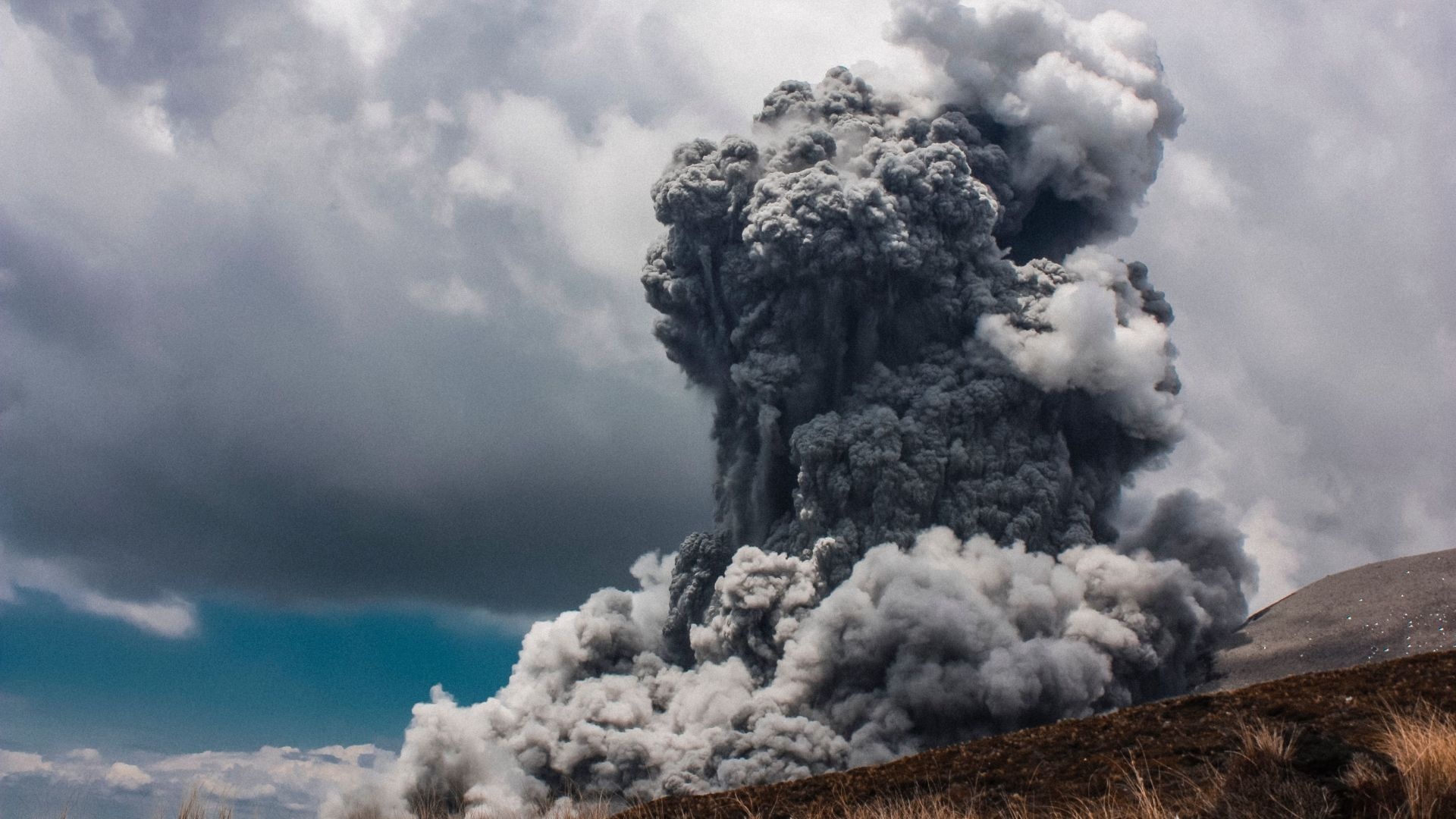 Explosive eruption, Dark and dramatic sky, 4k HD background, Powerful image, 1920x1080 Full HD Desktop