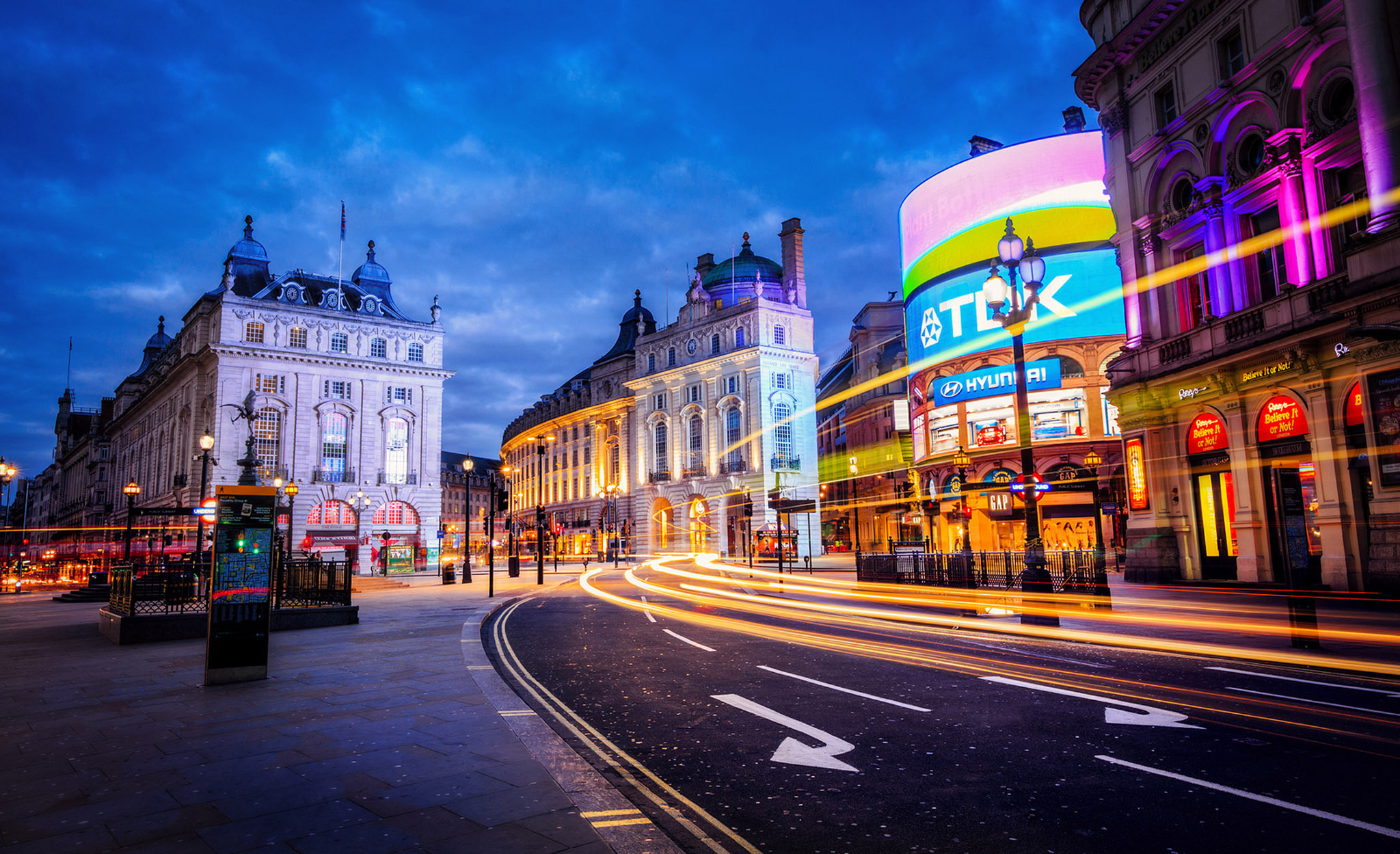 London: The West End, London's main entertainment and shopping district. 2050x1250 HD Wallpaper.