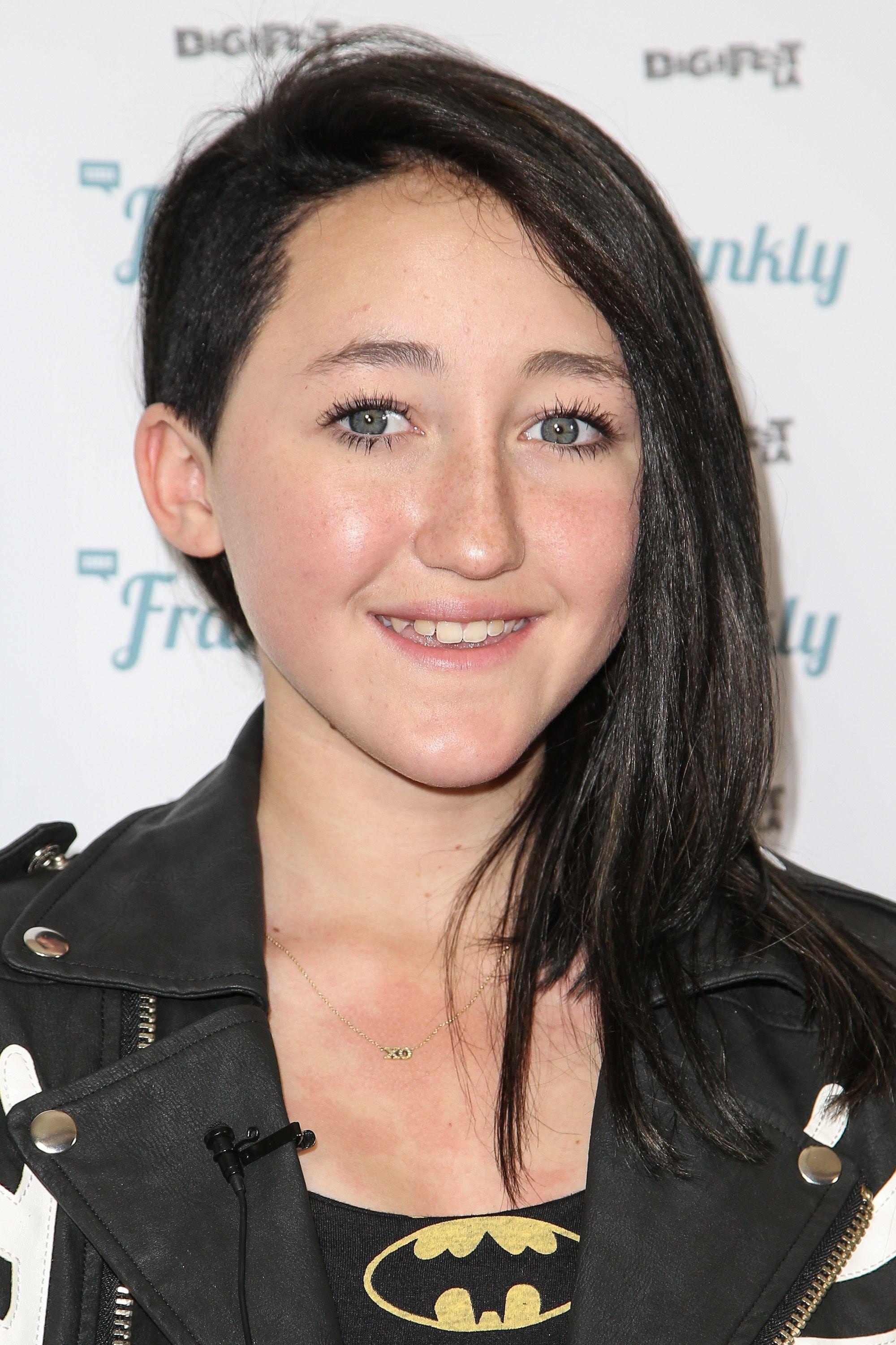 Noah Cyrus, Pop icon, Music industry, Artistic expression, 2000x3000 HD Phone