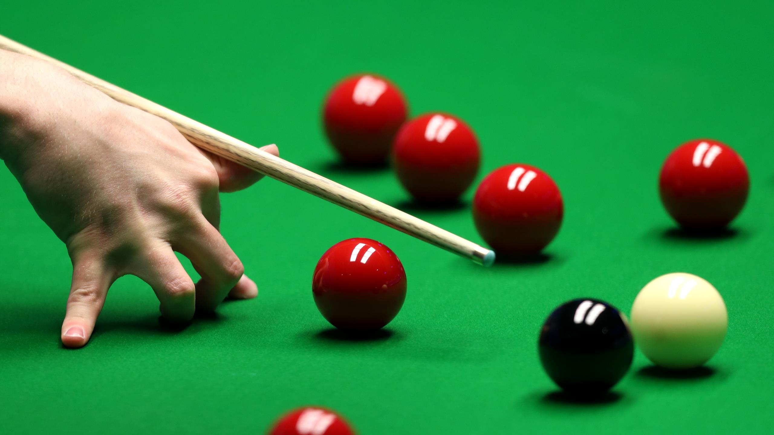 Snooker: A break shot that is made by a suspended professional player Simon Blackwell. 2560x1440 HD Background.