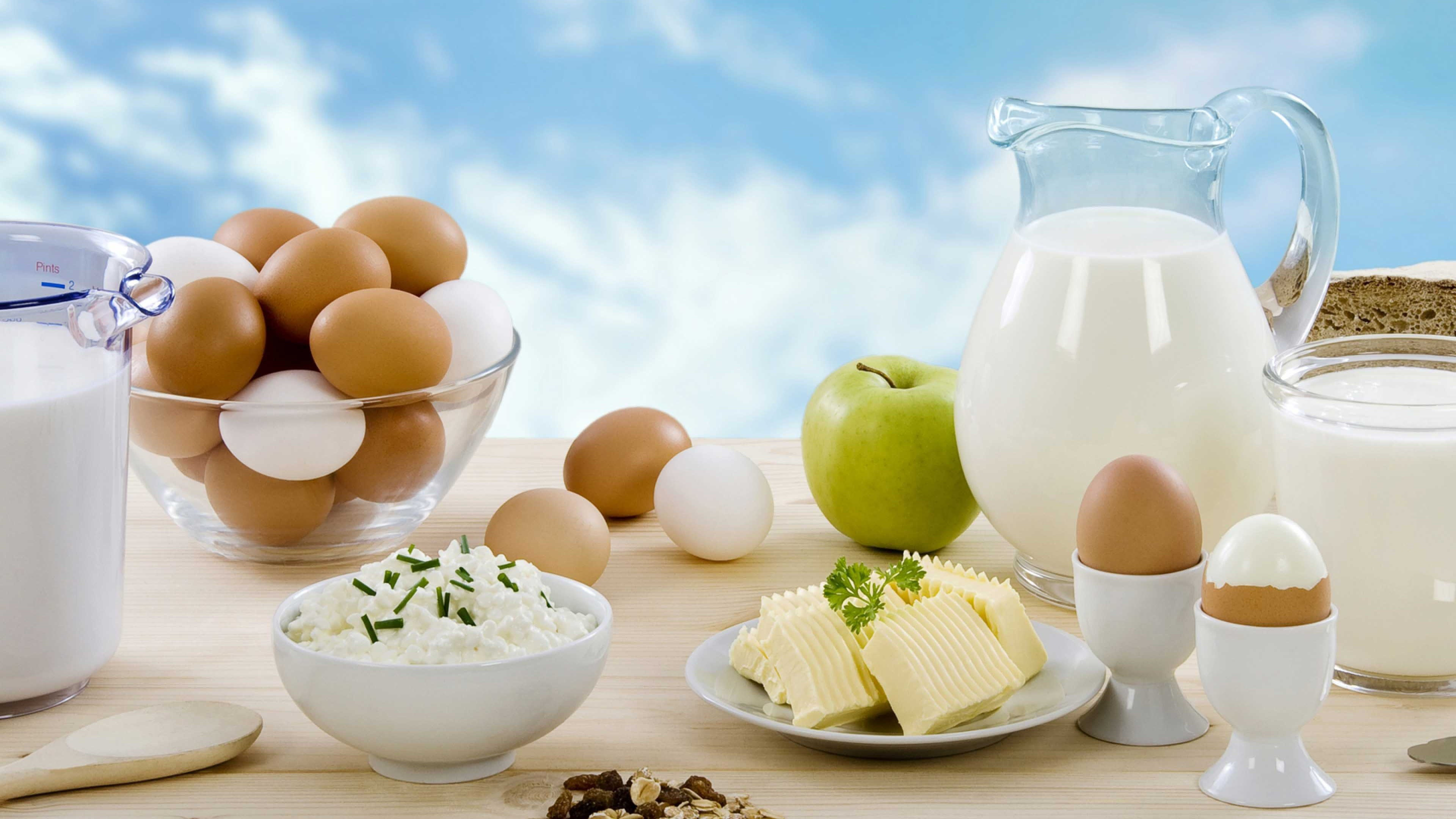Milk: Immune-modulating components, Eggs, Apple, Food. 3840x2160 4K Background.