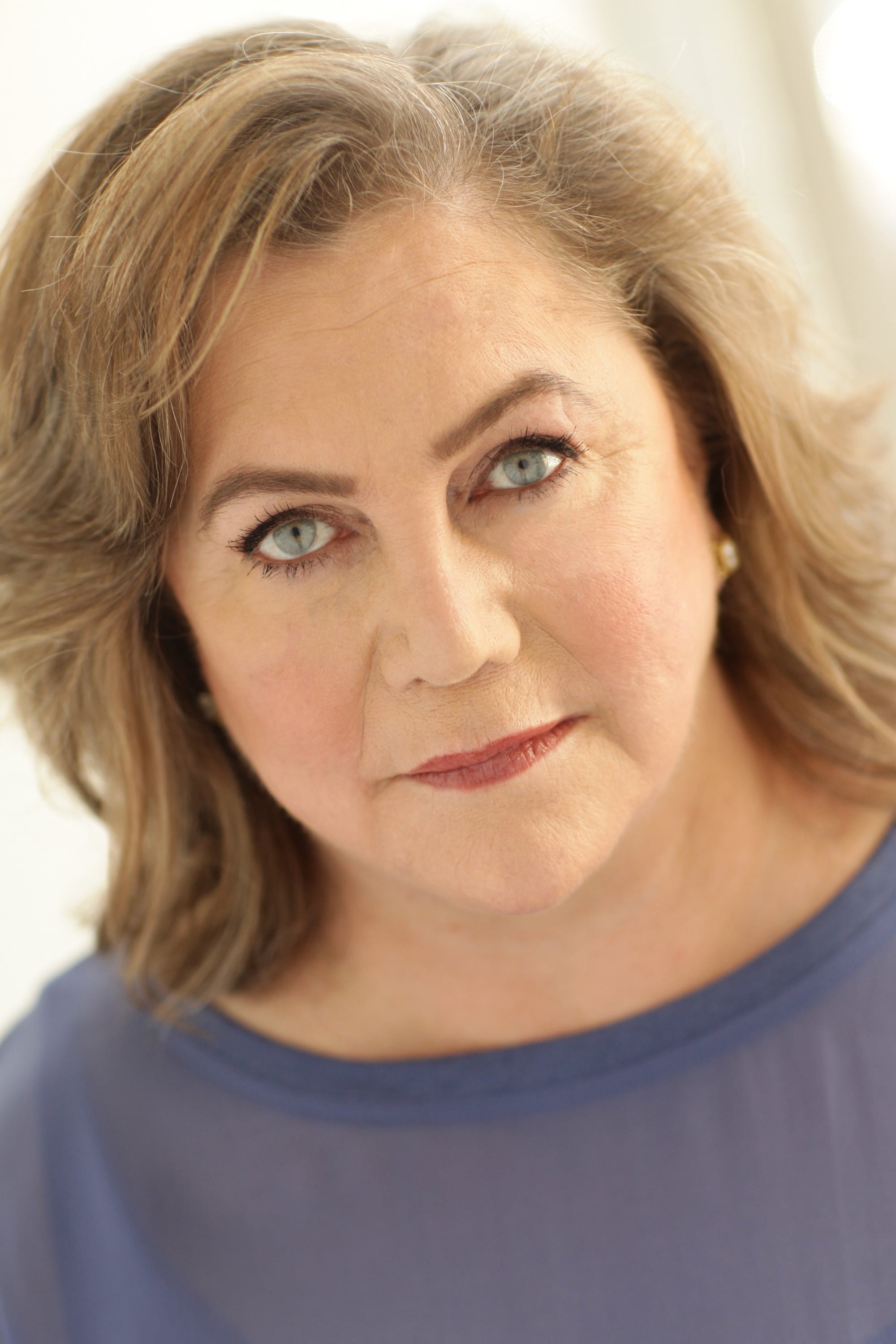 Kathleen Turner: Won two Golden Globe Awards and has been nominated for an Academy Award and two Tony Award. 2000x3000 HD Background.