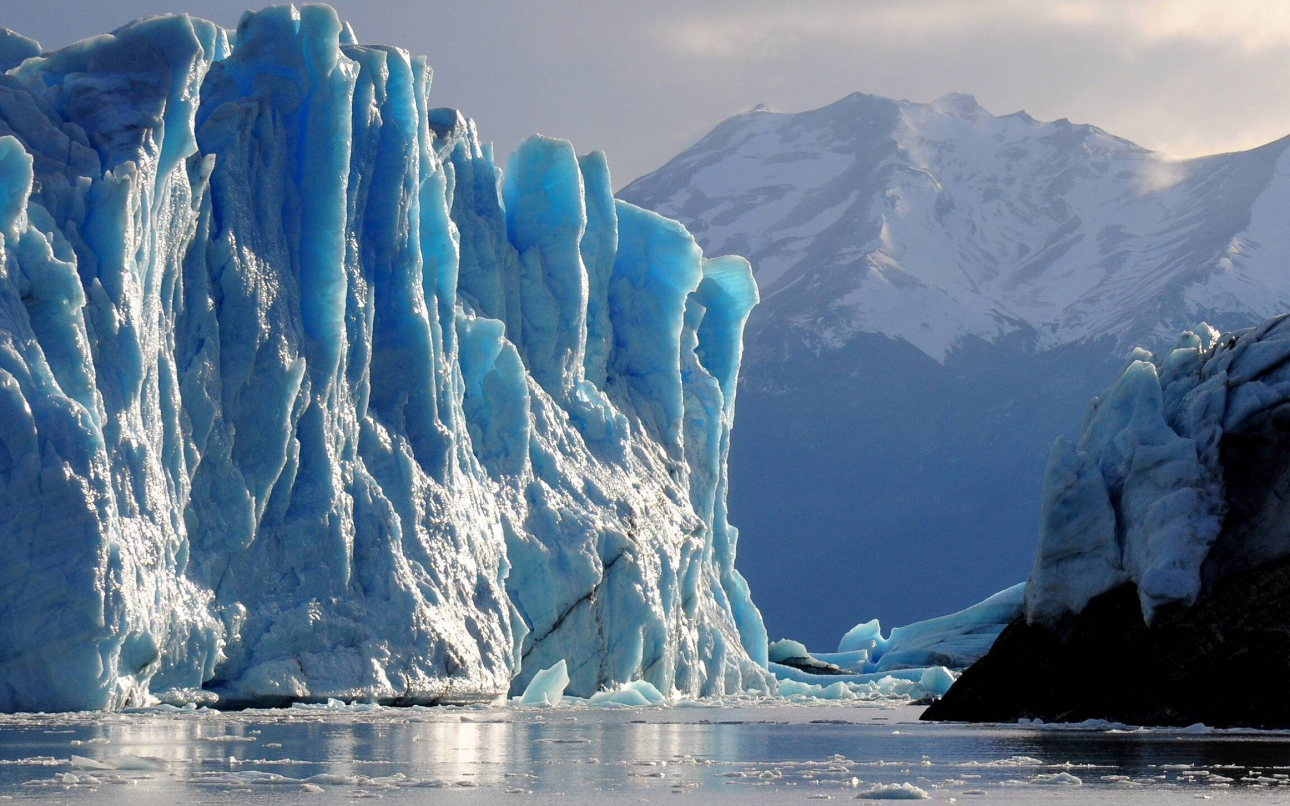 Glacier: Parque Nacional Los Glaciares, Santa Cruz, Argentina, Patagonia. 2560x1600 HD Background.