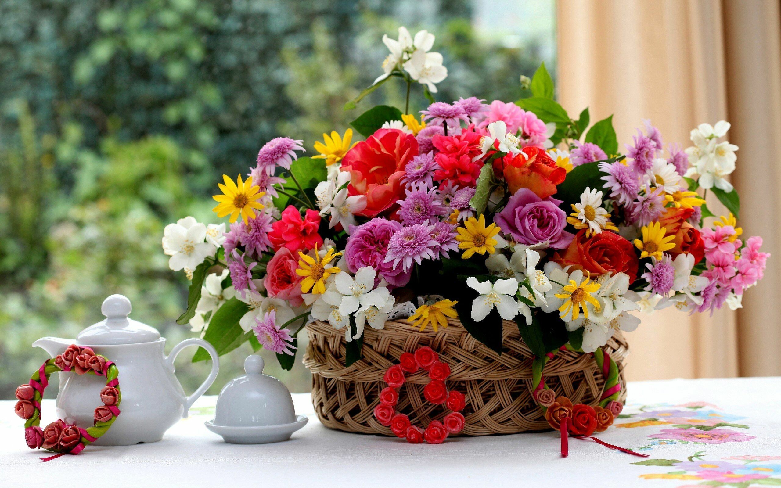 Flower Bouquet: A group of flowers designed into a container, which may be displayed in a vase, box, ceramic, basket, or container. 2560x1600 HD Background.