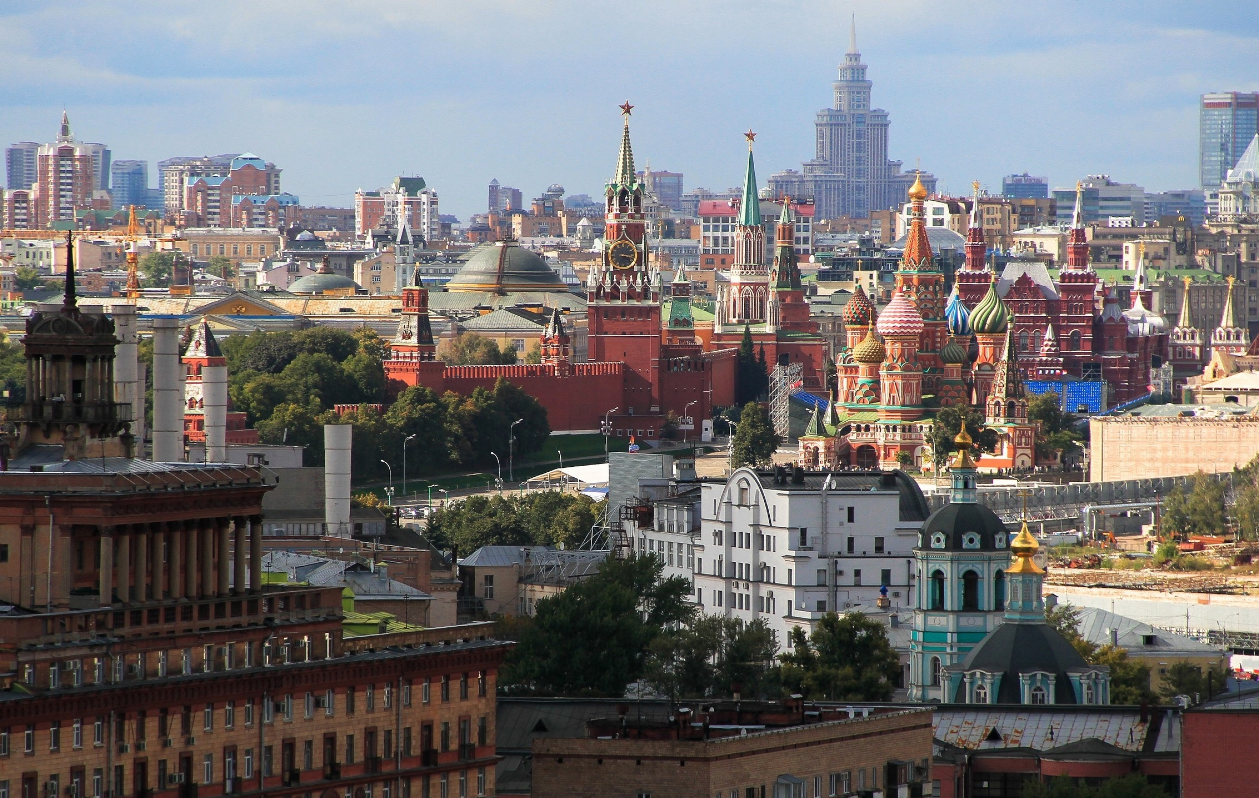 Moscow: Serves as the political, economic, cultural, and scientific center of Russia. 2530x1600 HD Background.