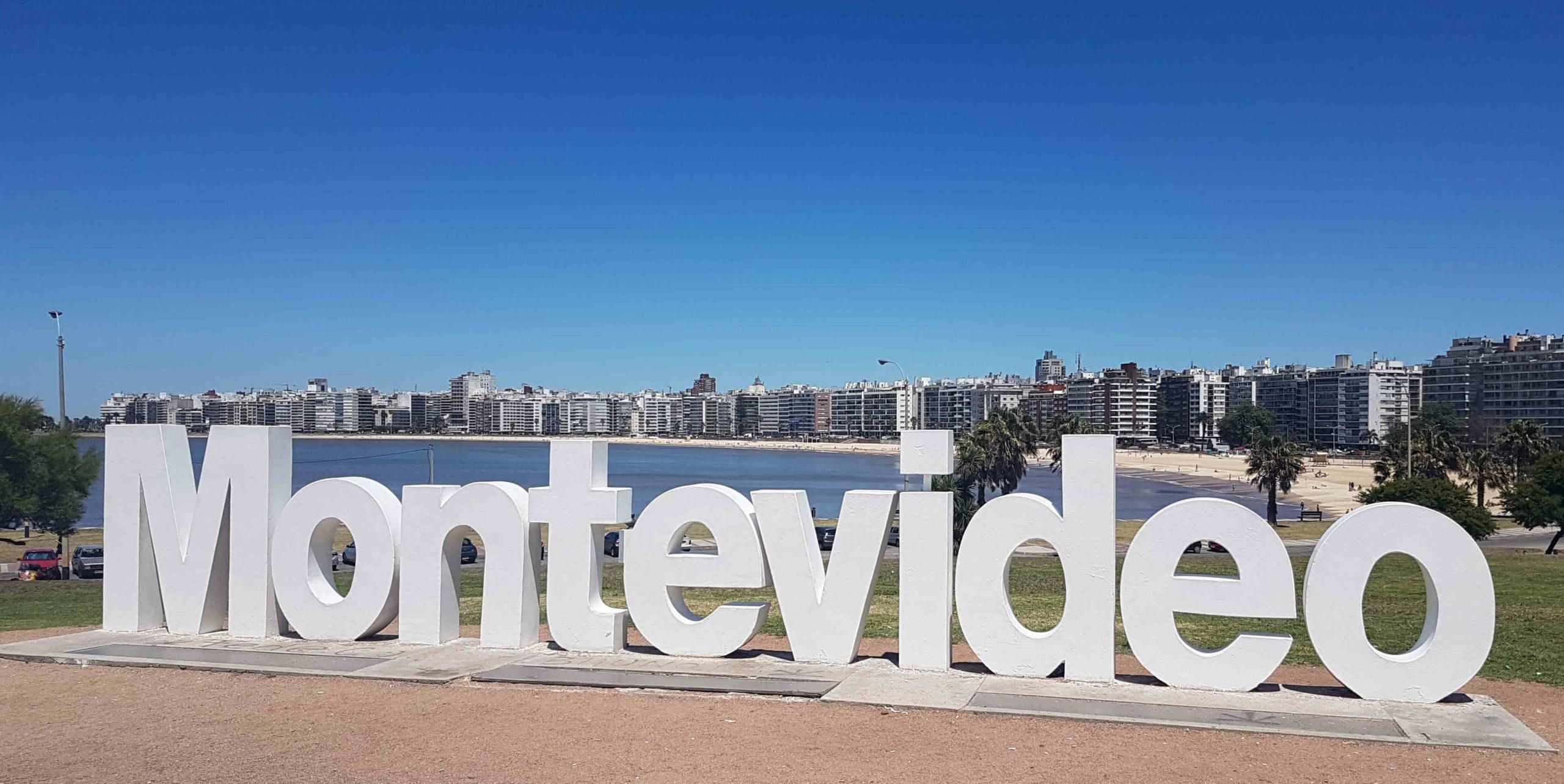 Эквадор надпись. Монтевидео фото города 2022. Буэнос Айрес и Монтевидео через воду.