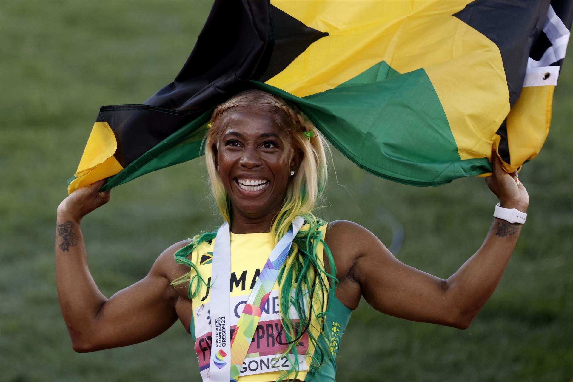 Shelly-Ann Fraser-Pryce, Golden sprinter, Jamaican triumph, Hola news, 1920x1290 HD Desktop