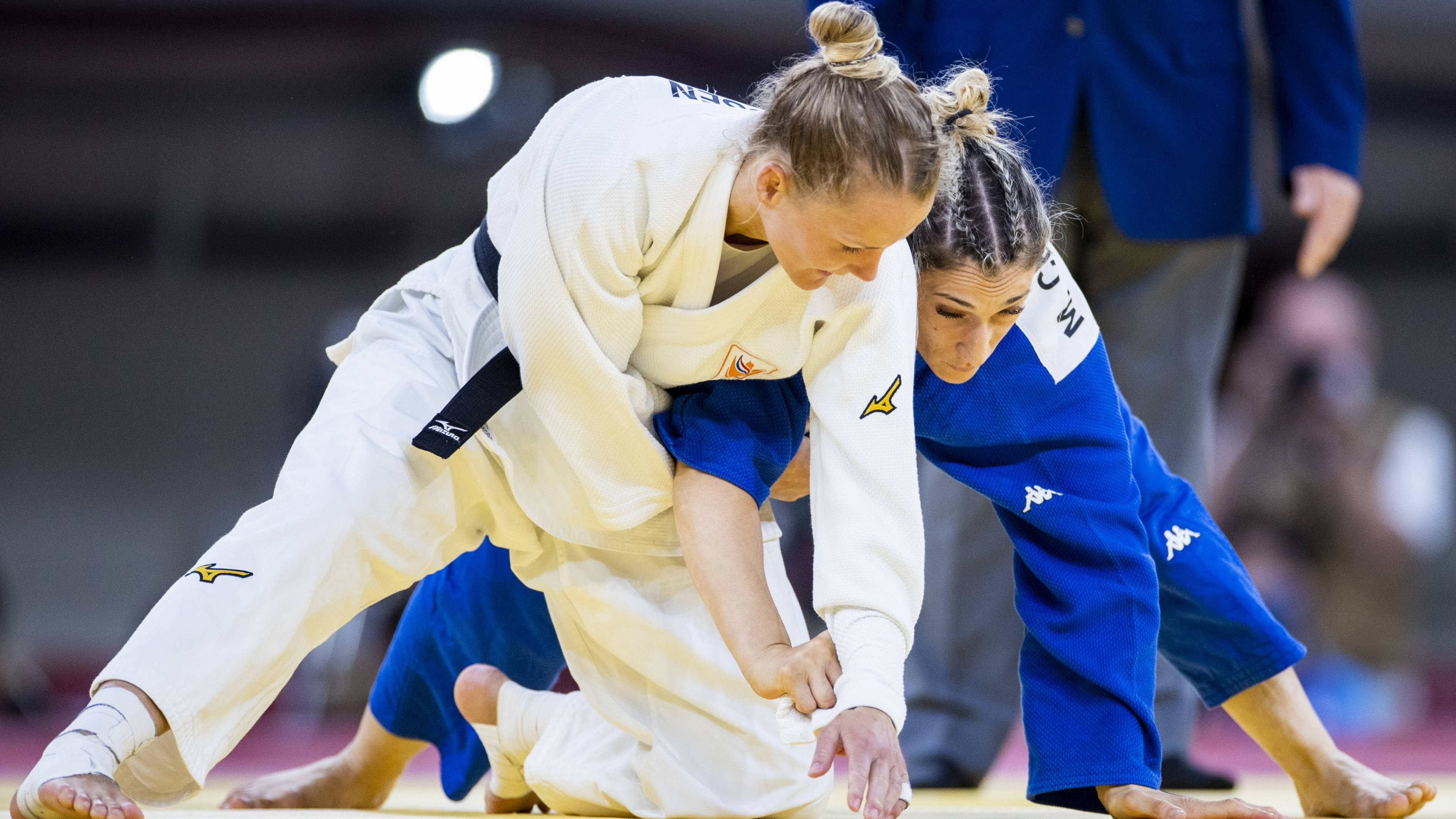 Judo: Guusje Steenhuis vs. Yoon Hyun-ji, Tokyo 2020 Summer Olympics. 3840x2160 4K Background.