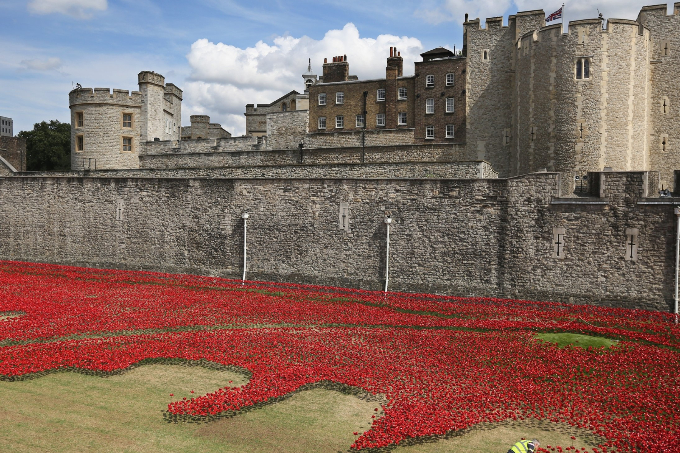 Tower of London, Poppy display, World War I, Tower's tribute, 2700x1800 HD Desktop