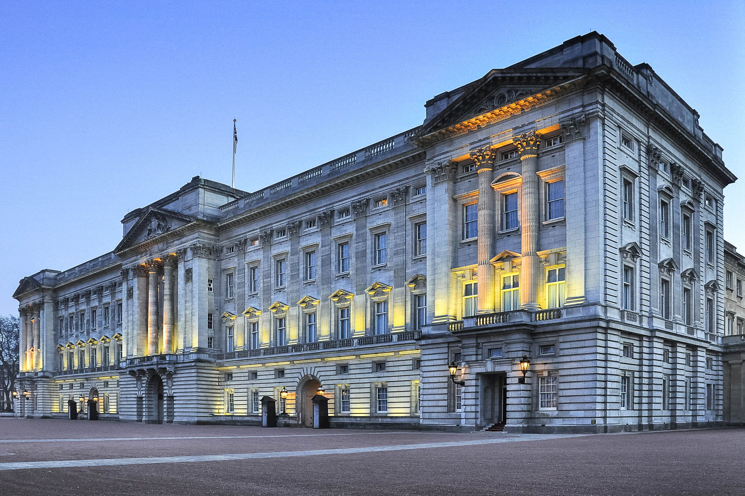 Buckingham Palace, London residence, Queen Elizabeth II, England, 2600x1740 HD Desktop