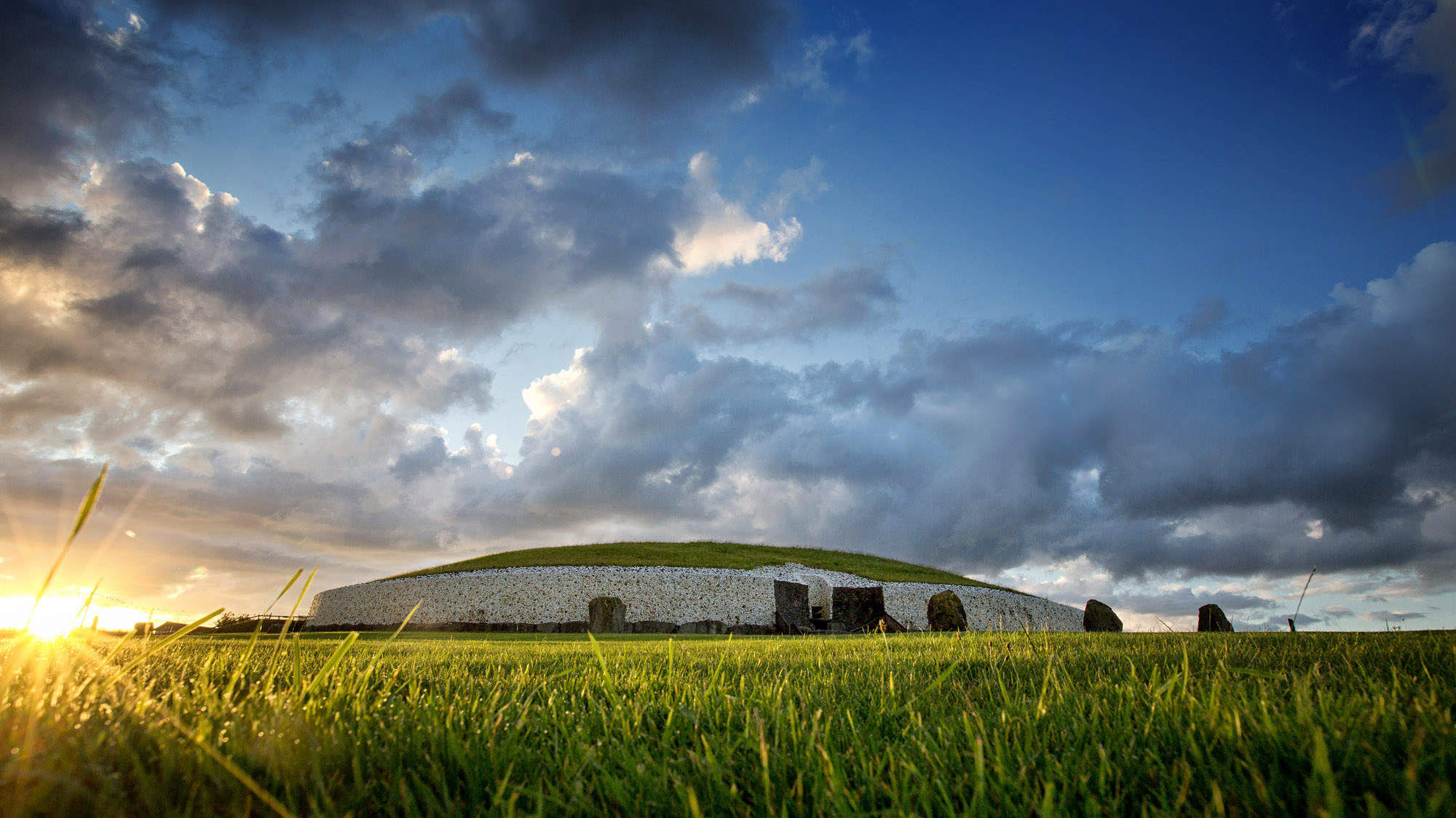 Newgrange, Online tour, Winter solstice, National Museum of Ireland, 2000x1130 HD Desktop