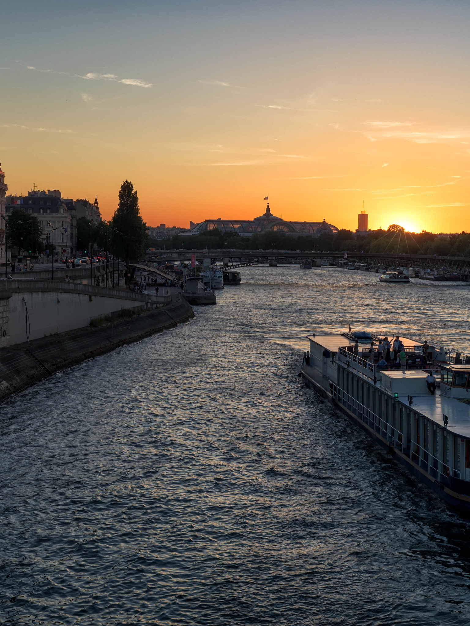Seine River, Sunset cruise, Capitaine Fracasse, Parisian elegance, 1540x2050 HD Handy