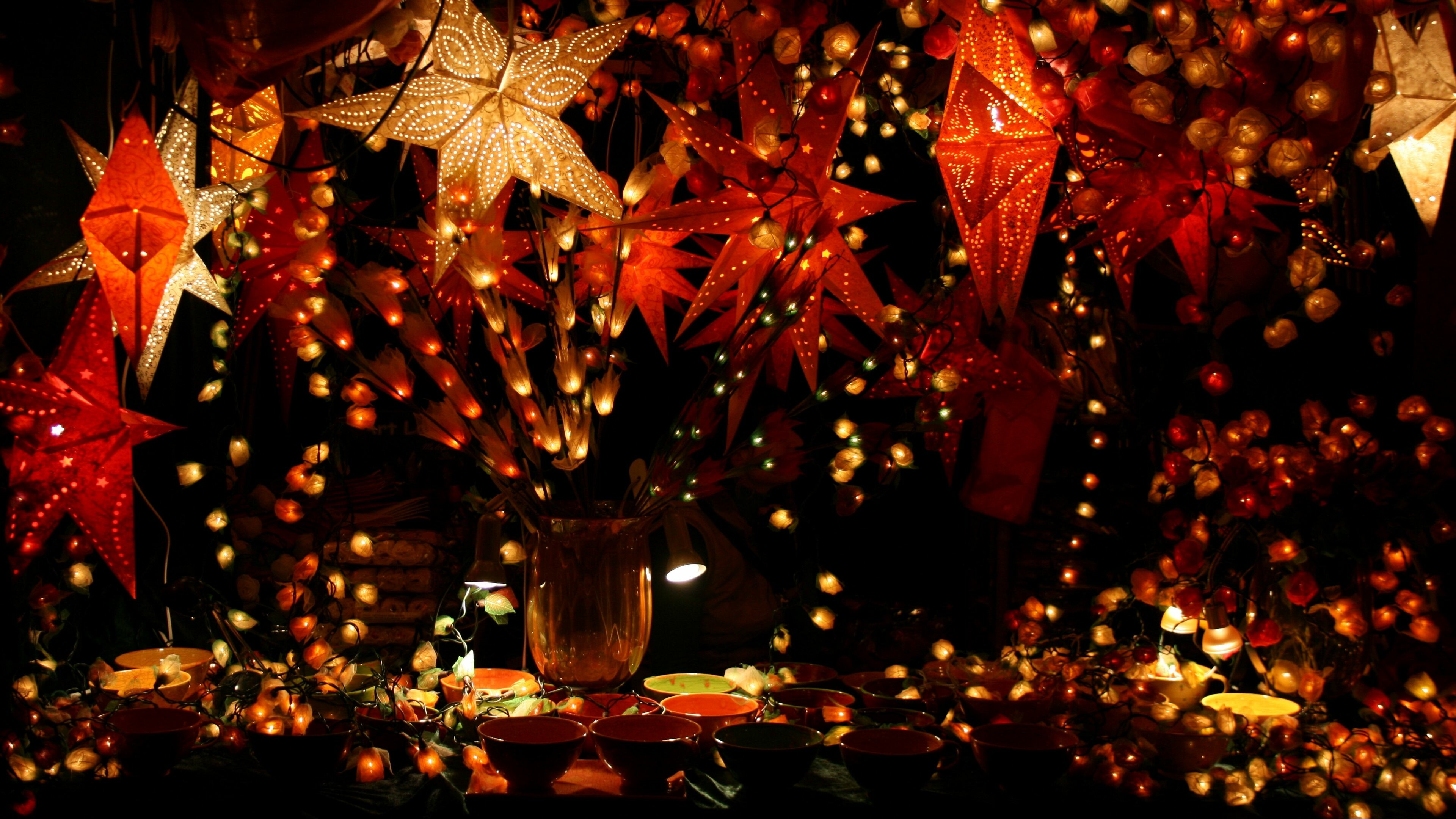 Decorations: Garlands, Christmas Lights, Stars, Illumination. 3840x2160 4K Wallpaper.