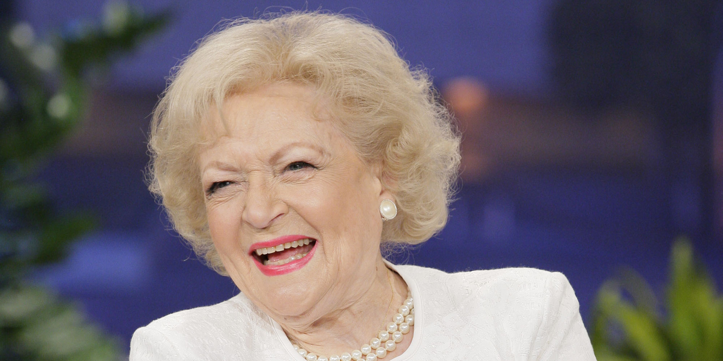 Betty White, Movies, Assistant shares, Last photos, 2400x1200 Dual Screen Desktop