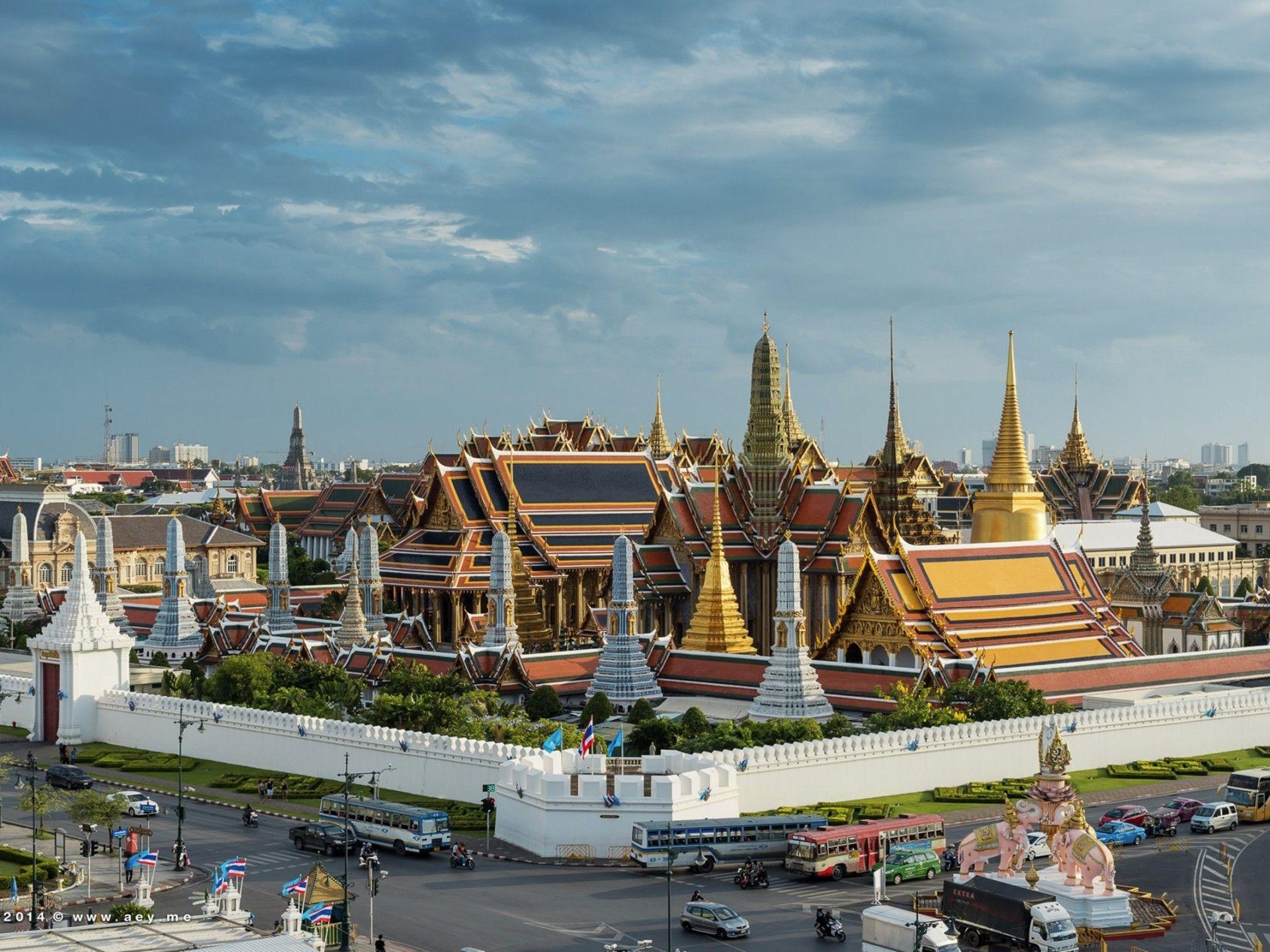 The Grand Palace, Bangkok's iconic site, Regal architecture, Cultural treasure, 1920x1440 HD Desktop