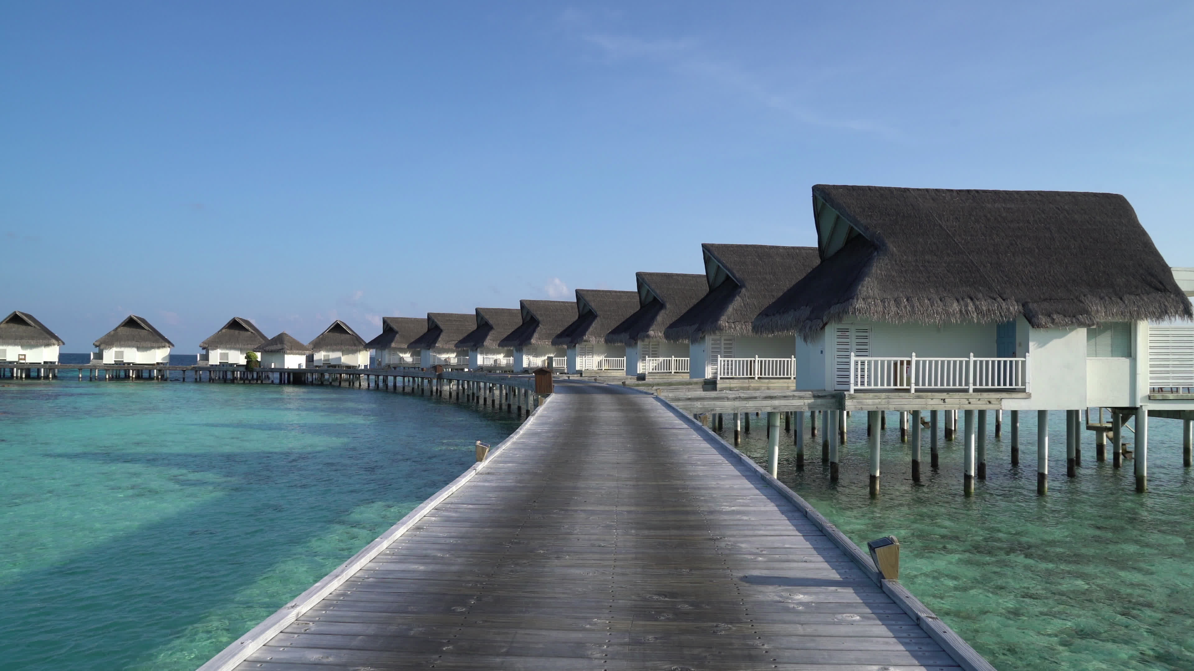Bungalow: Maldives resort facility, Single-story houses surrounded by verandas, Vacation at the ocean. 3840x2160 4K Background.