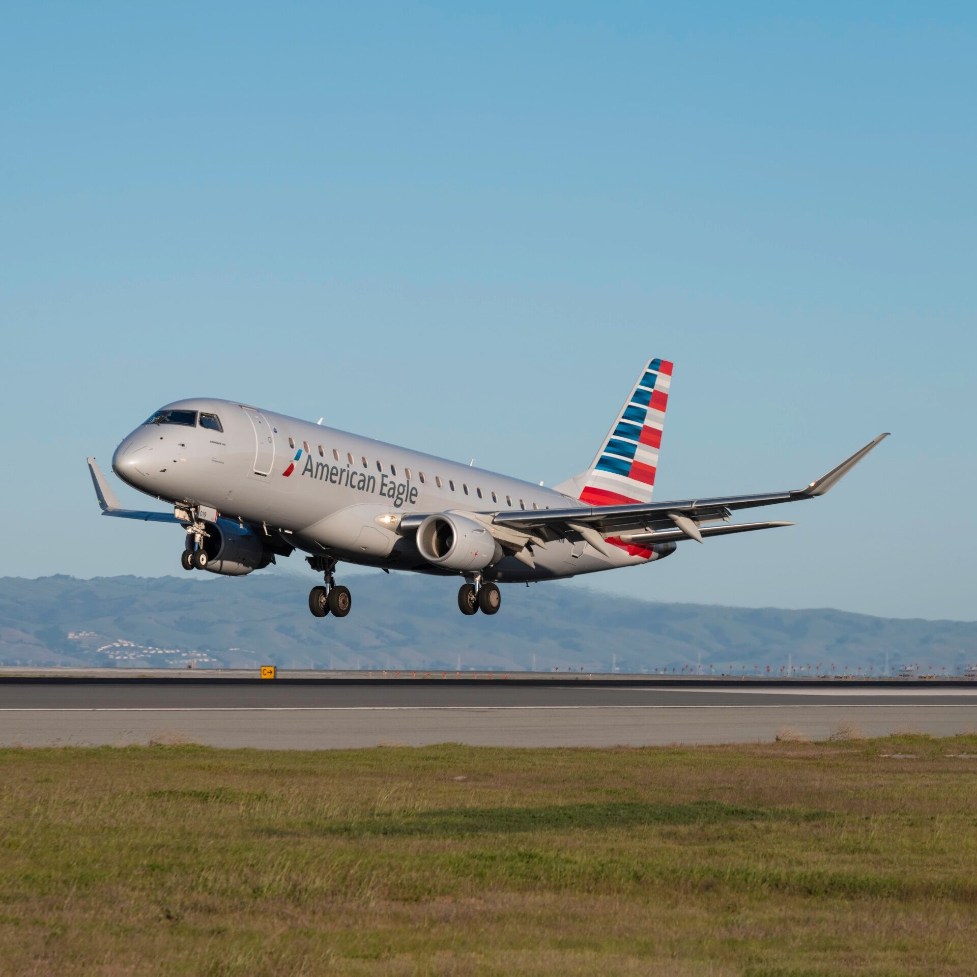 Mesa Airlines, American Airlines, Staffing management, Airline operations, 1920x1920 HD Handy