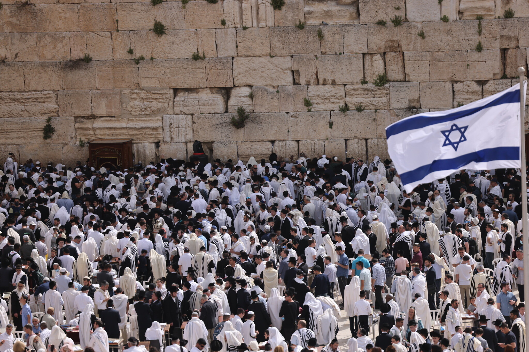 Passover prayer event, Peaceful gathering, Western Wall Jerusalem, Cultural significance, 2050x1370 HD Desktop