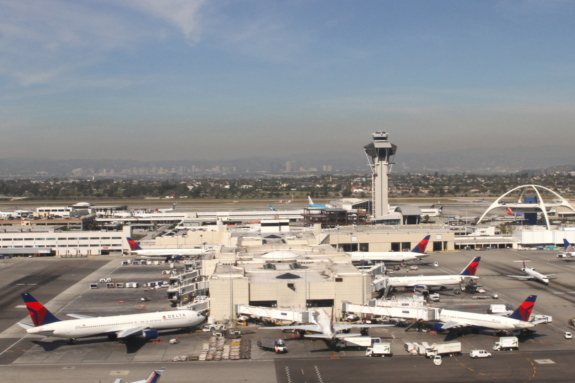 Los Angeles International Airport, Aviation marvel, Passenger experience, Global gateway, 1920x1280 HD Desktop