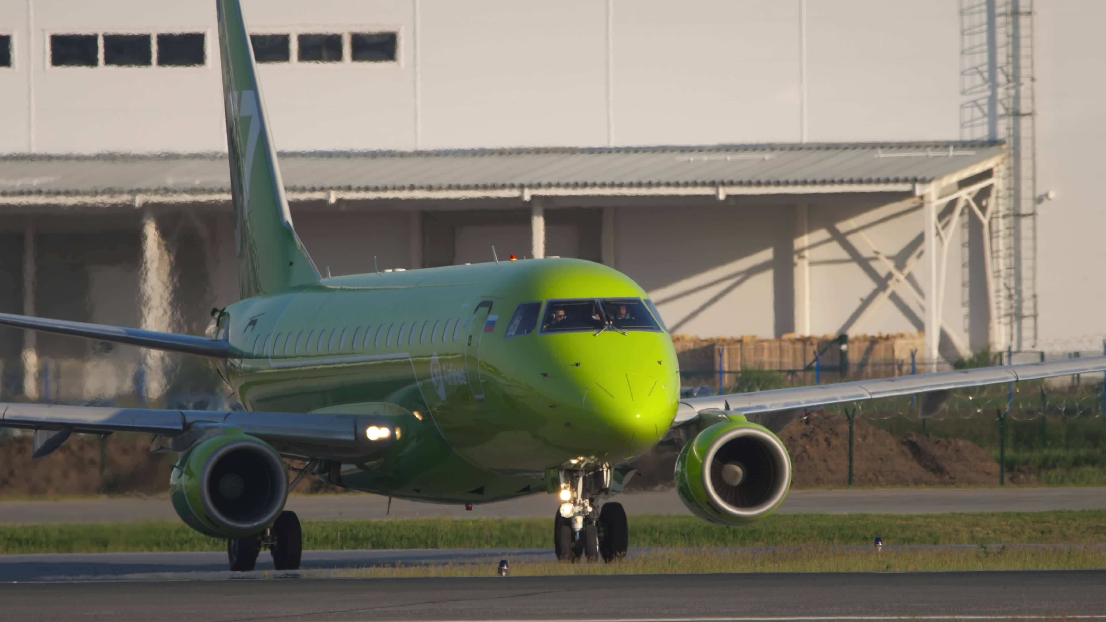 Embraer 170, S7 Airlines, Taxiing at Novosibirsk Airport, Russian Federation, 3840x2160 4K Desktop