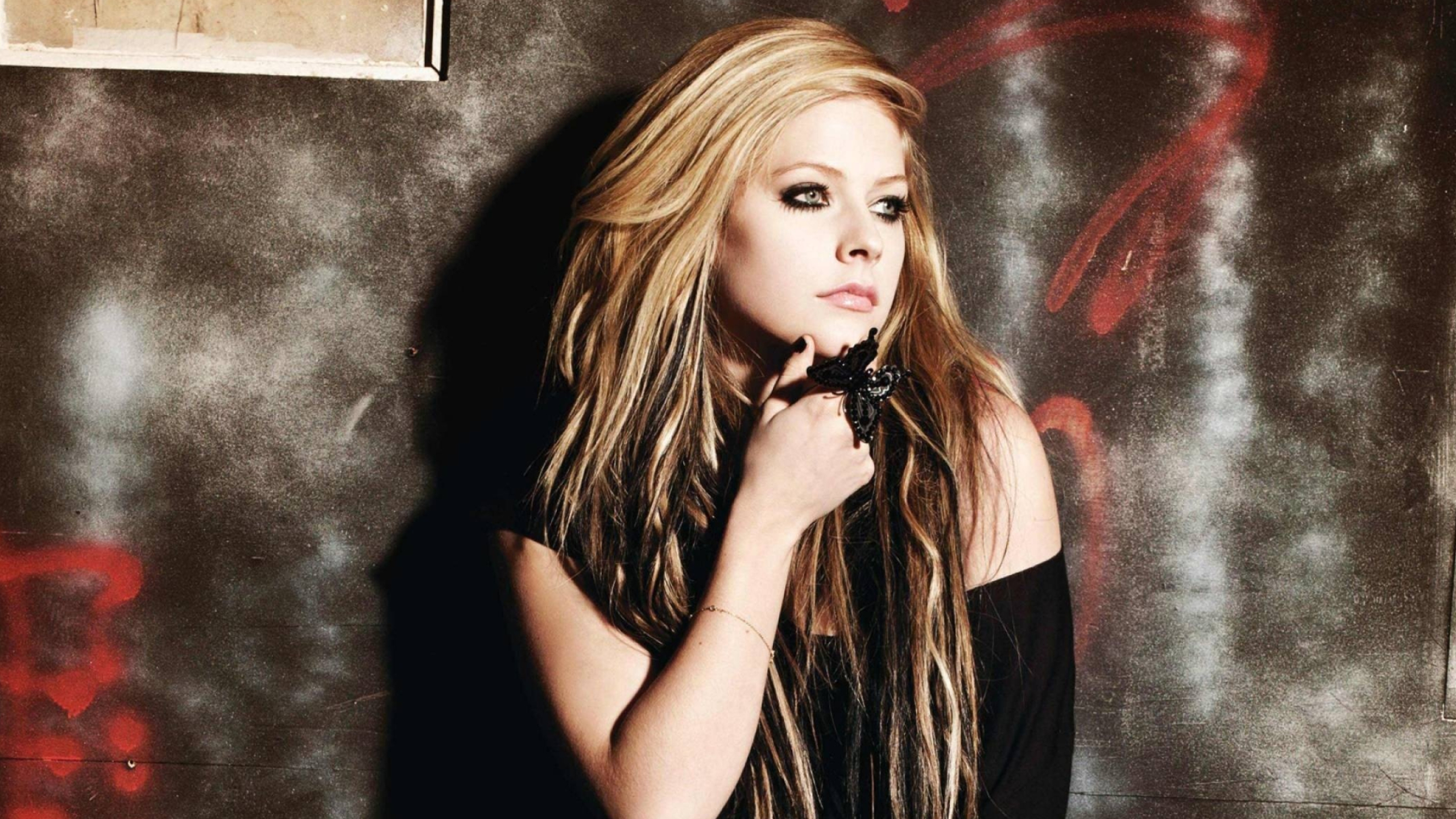 Avril Lavigne, Butterfly art, Vibrant wallpaper, Charming aesthetic, 2560x1440 HD Desktop