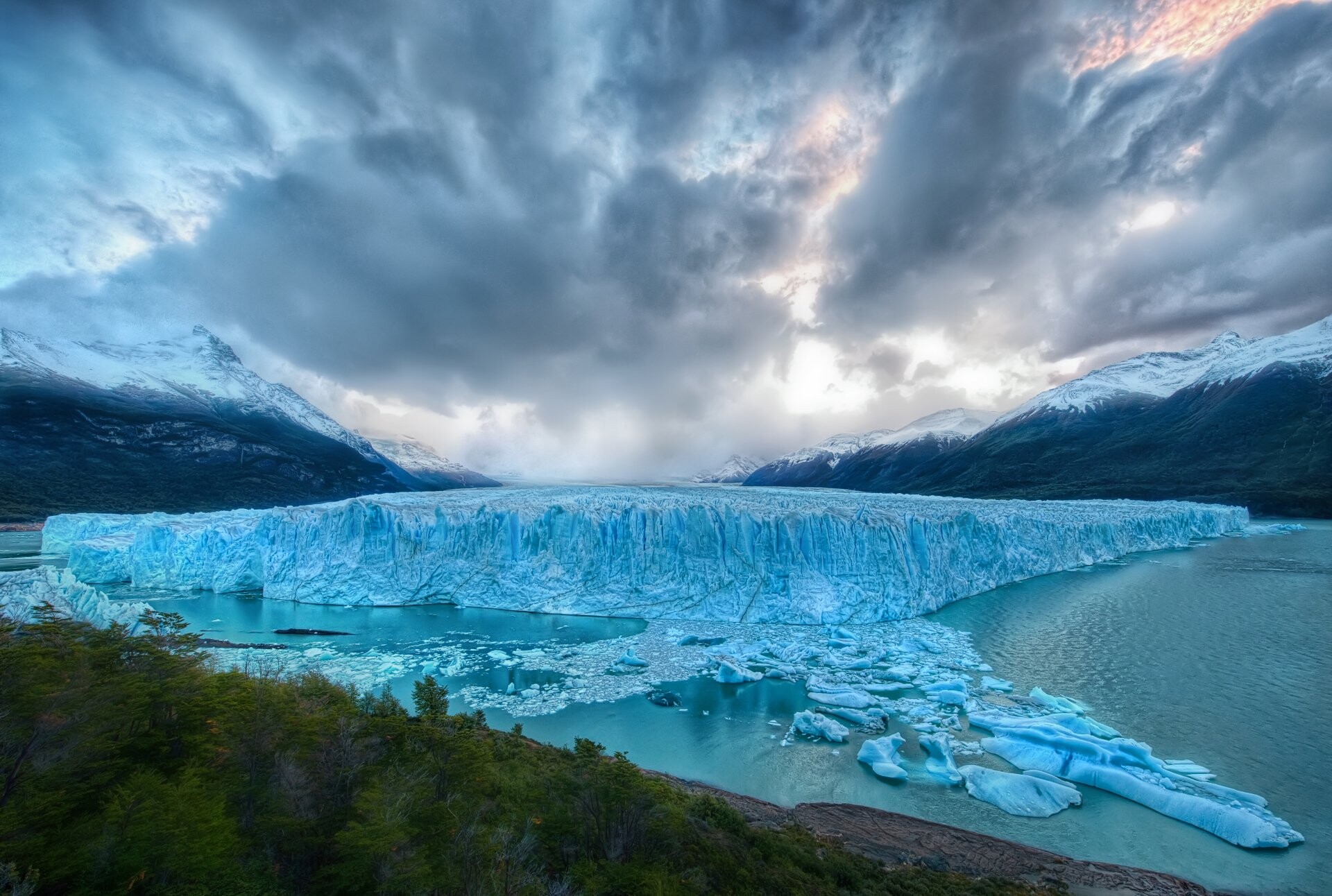 Glacier: A mass of ice of atmospheric origin taking the form of a stream or floating plate. 1920x1300 HD Wallpaper.