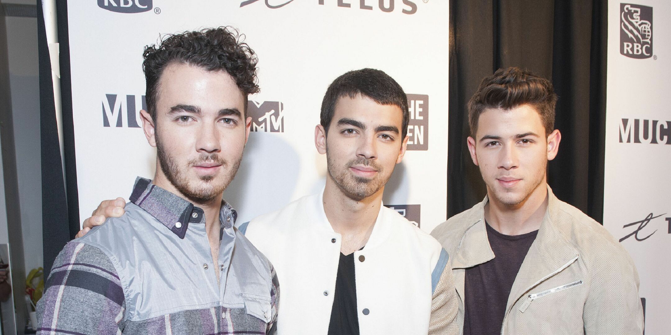 Jonas Brothers: The band co-hosted and performed at the 2009 MuchMusic Video Awards. 2160x1080 Dual Screen Wallpaper.