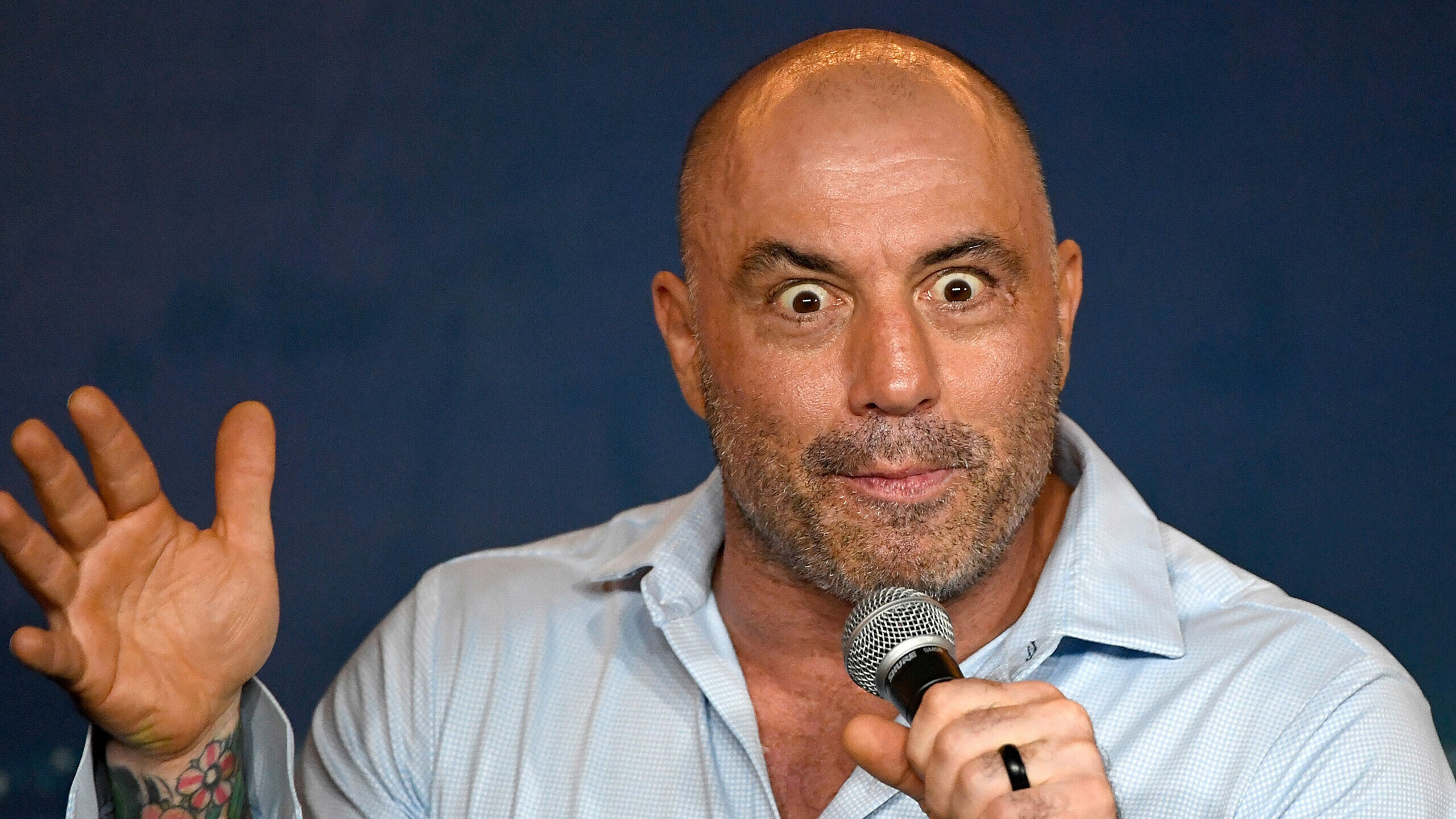Joe Rogan: Performed first stand-up routine on August 27, 1988, at a Stitches comedy club in Boston. 2560x1440 HD Background.