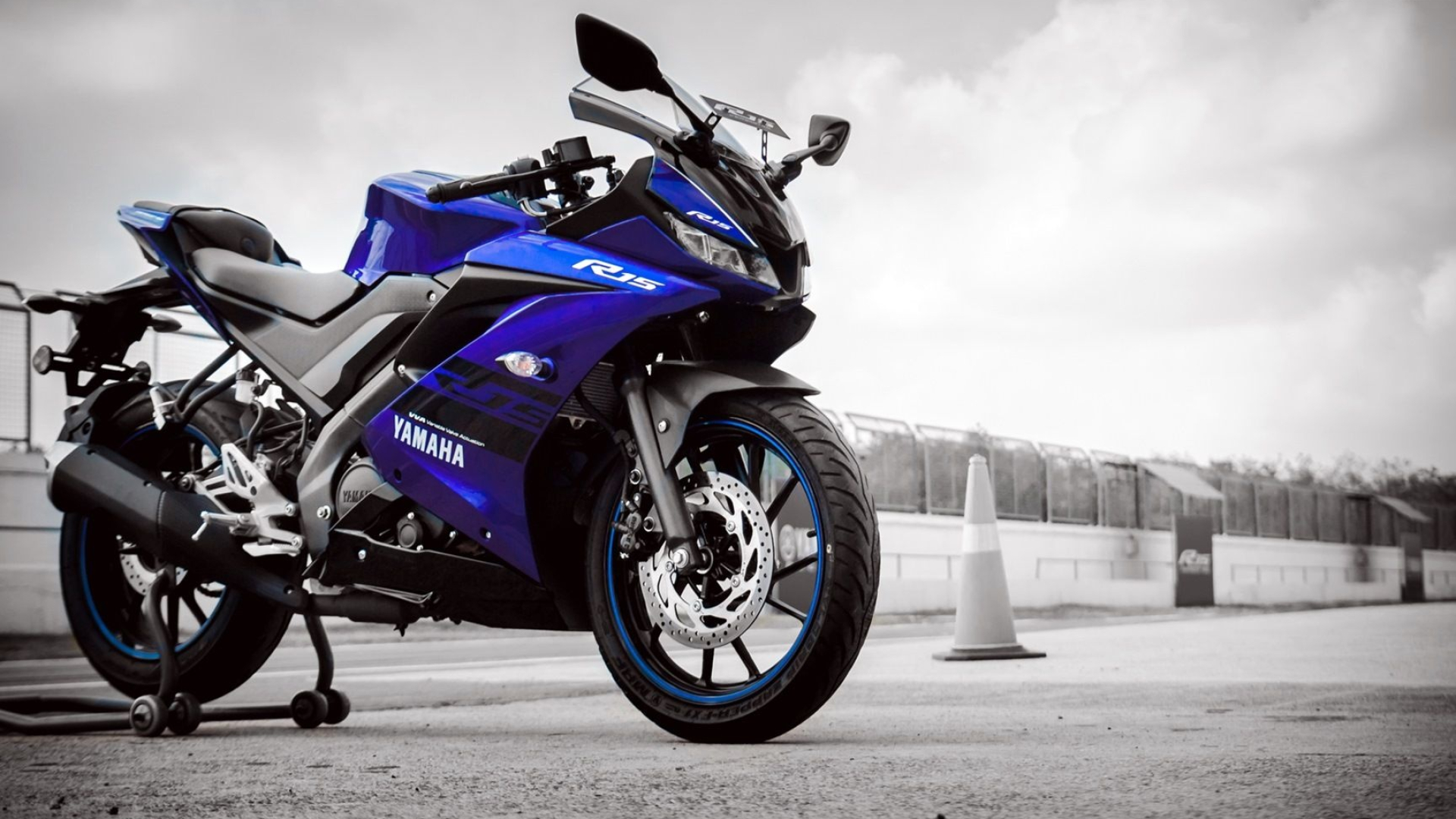 Yamaha YZF-R15 (Auto), Cutting-edge technology, Racing DNA, Uncompromising performance, 1920x1080 Full HD Desktop