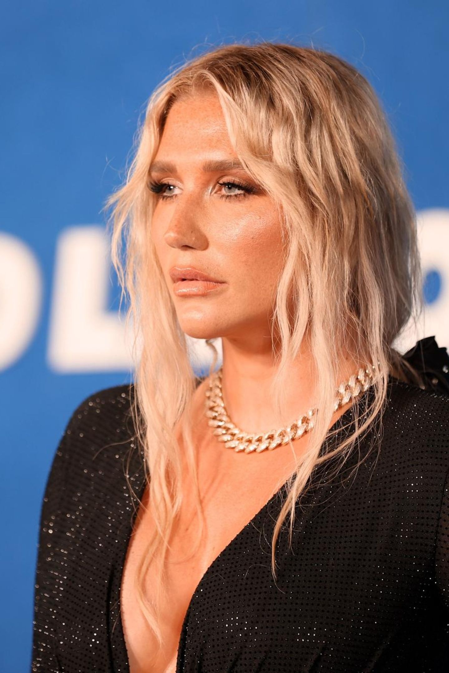 Kesha's blonde hair transformation: Reinvention, Image change, Authentic style, 1440x2160 HD Handy